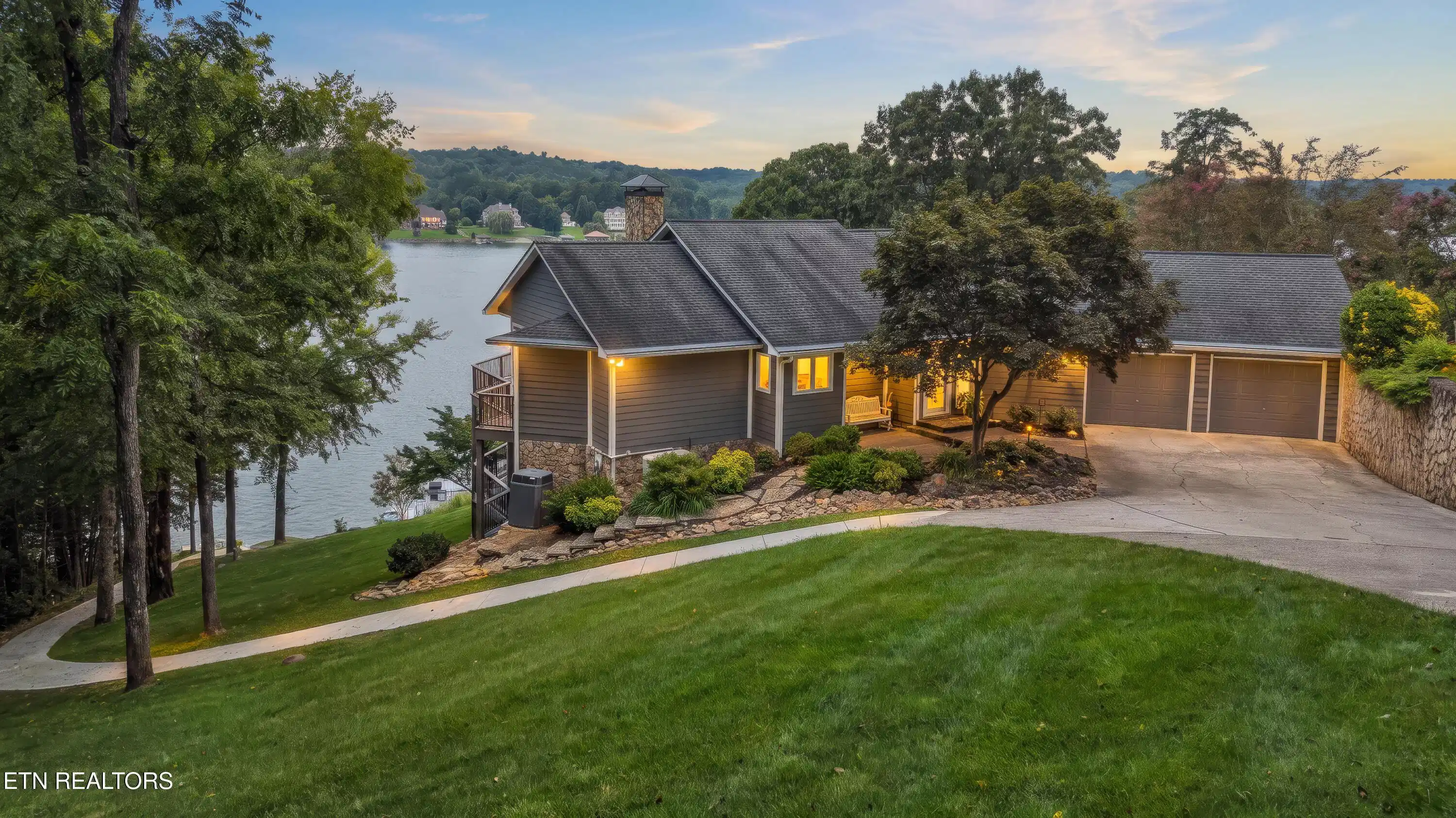 Image 1: Lakefront Living