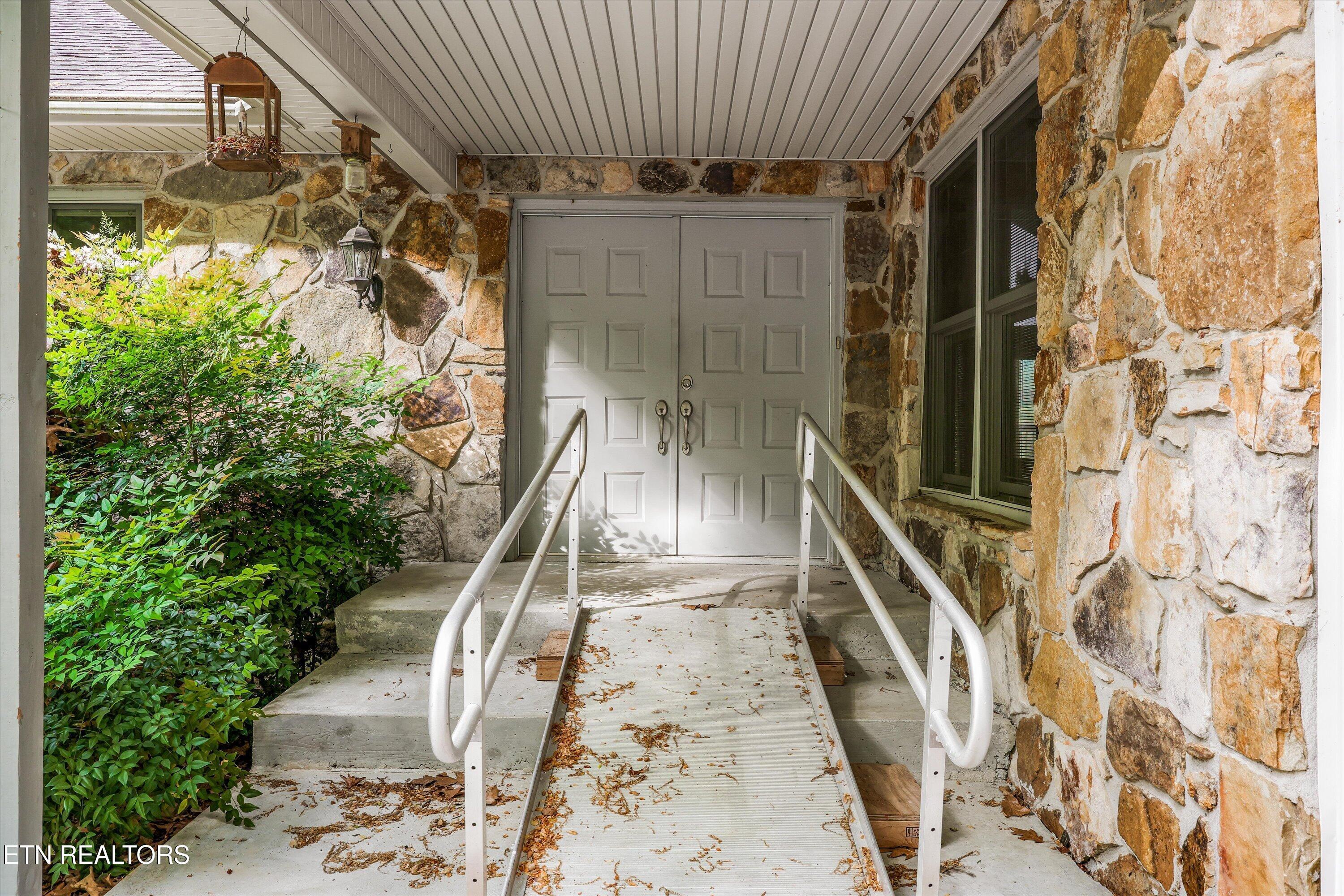Image 2: 02-11417 Berry Hill Dr34