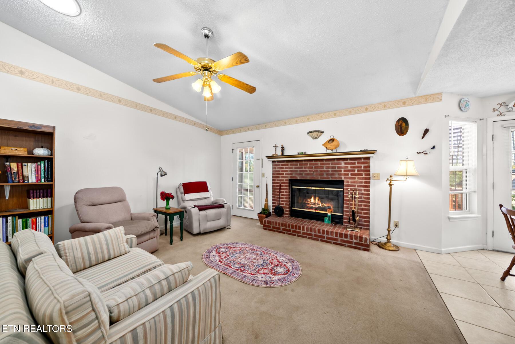 Image 4: Living Area