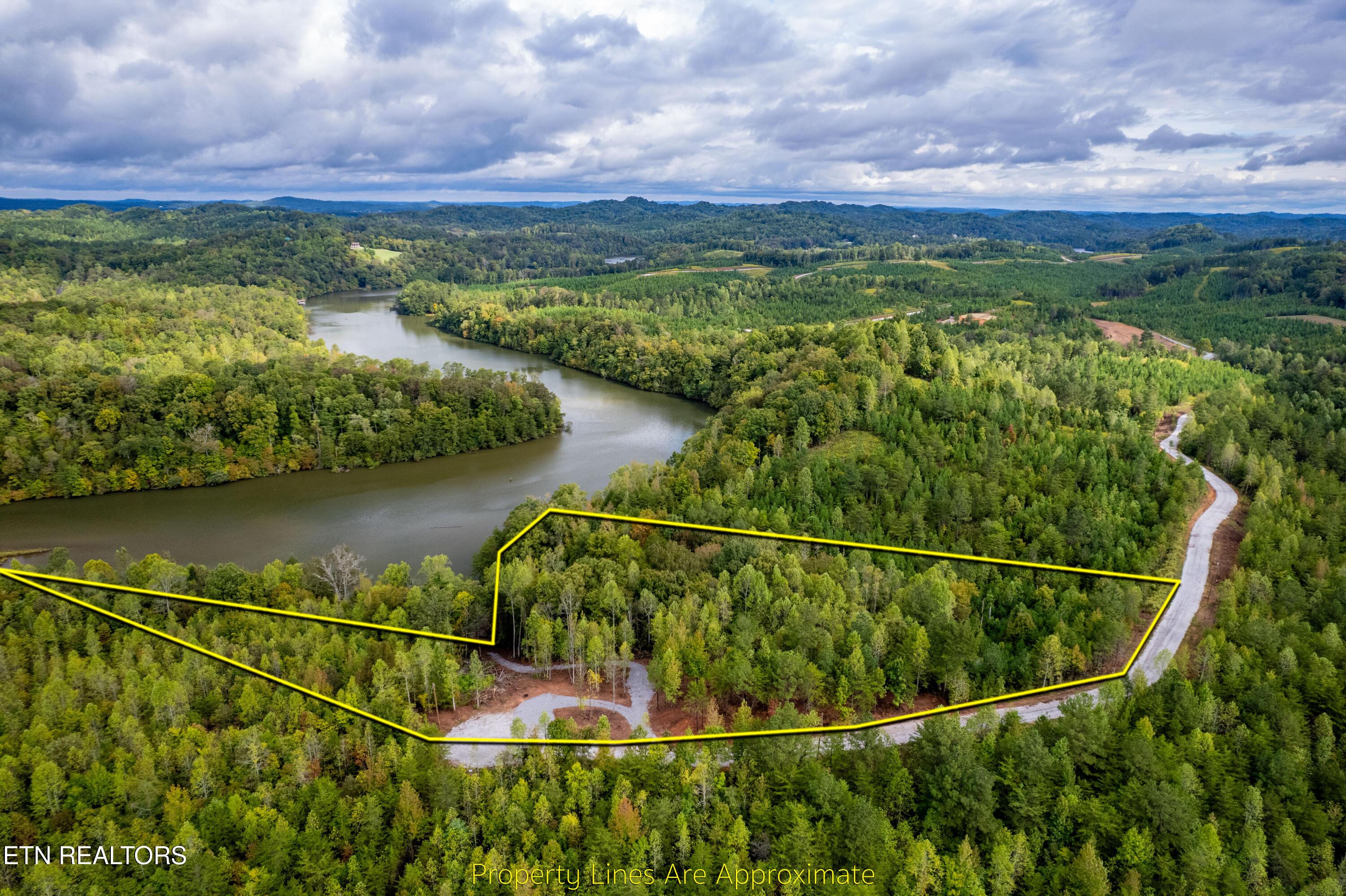 Image 2: lakefront lot in TN