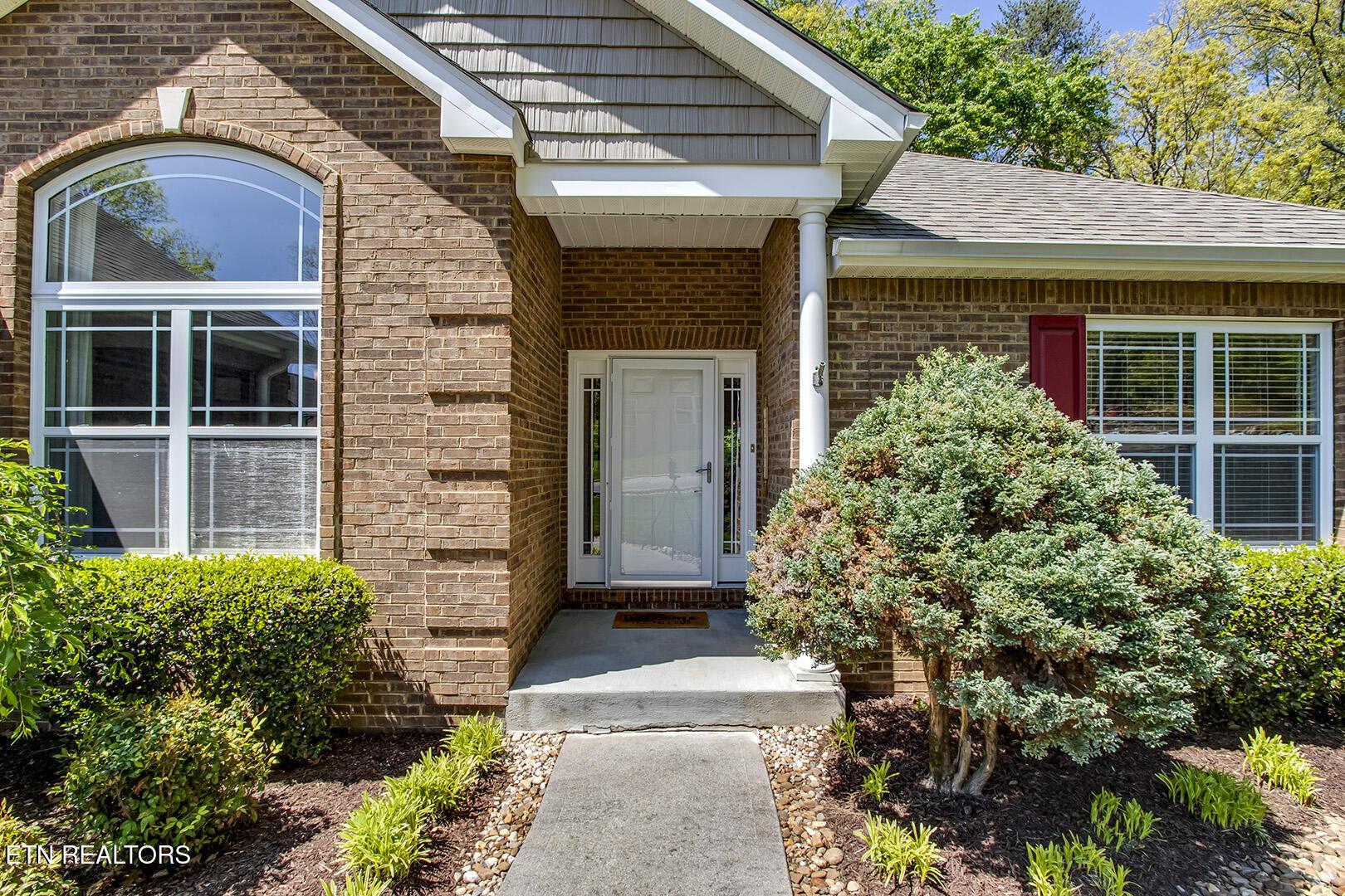 Image 4: 06_OostanaliCircle_309_FrontPorch