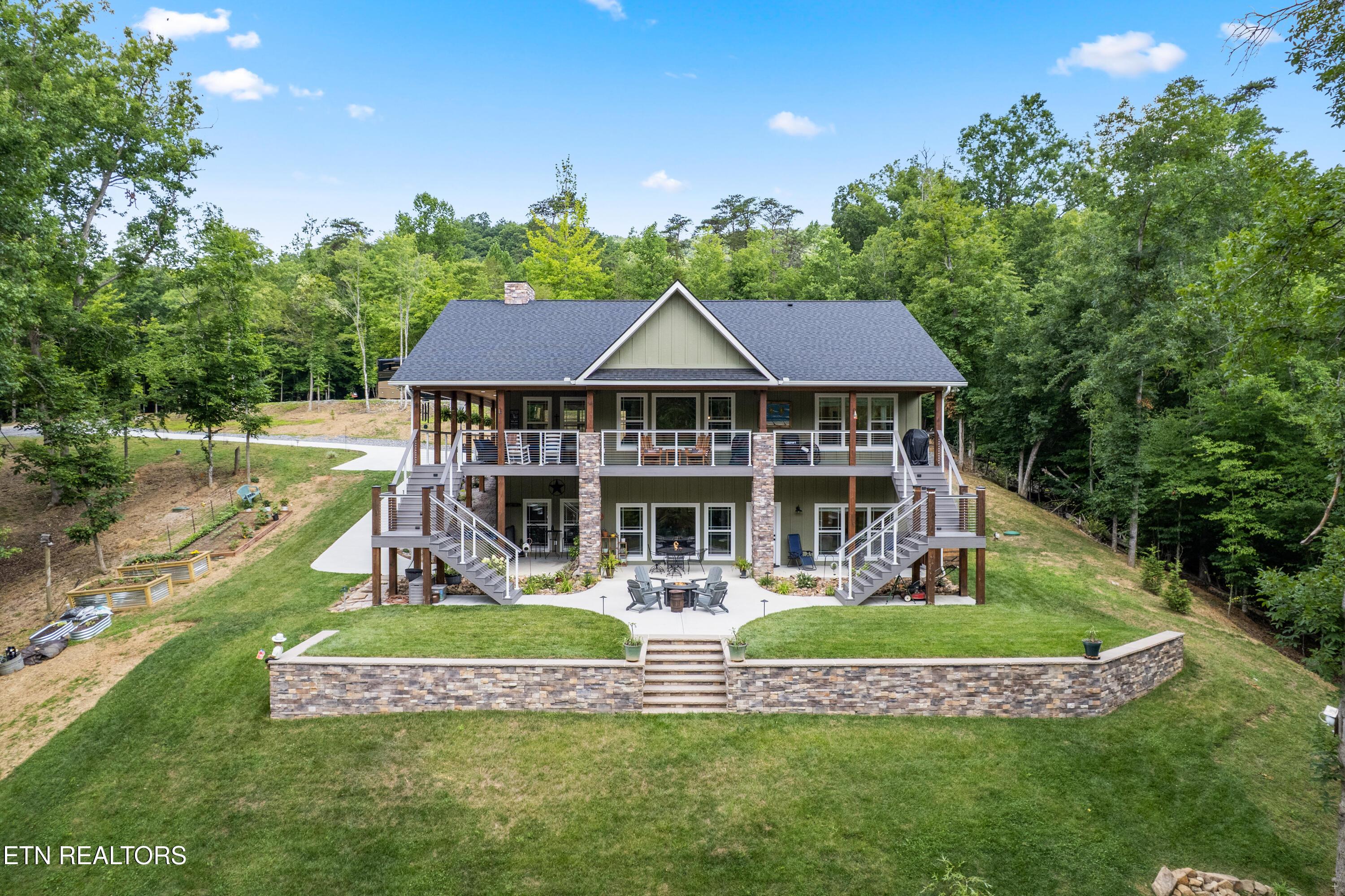 Image 2: Lake side of the house