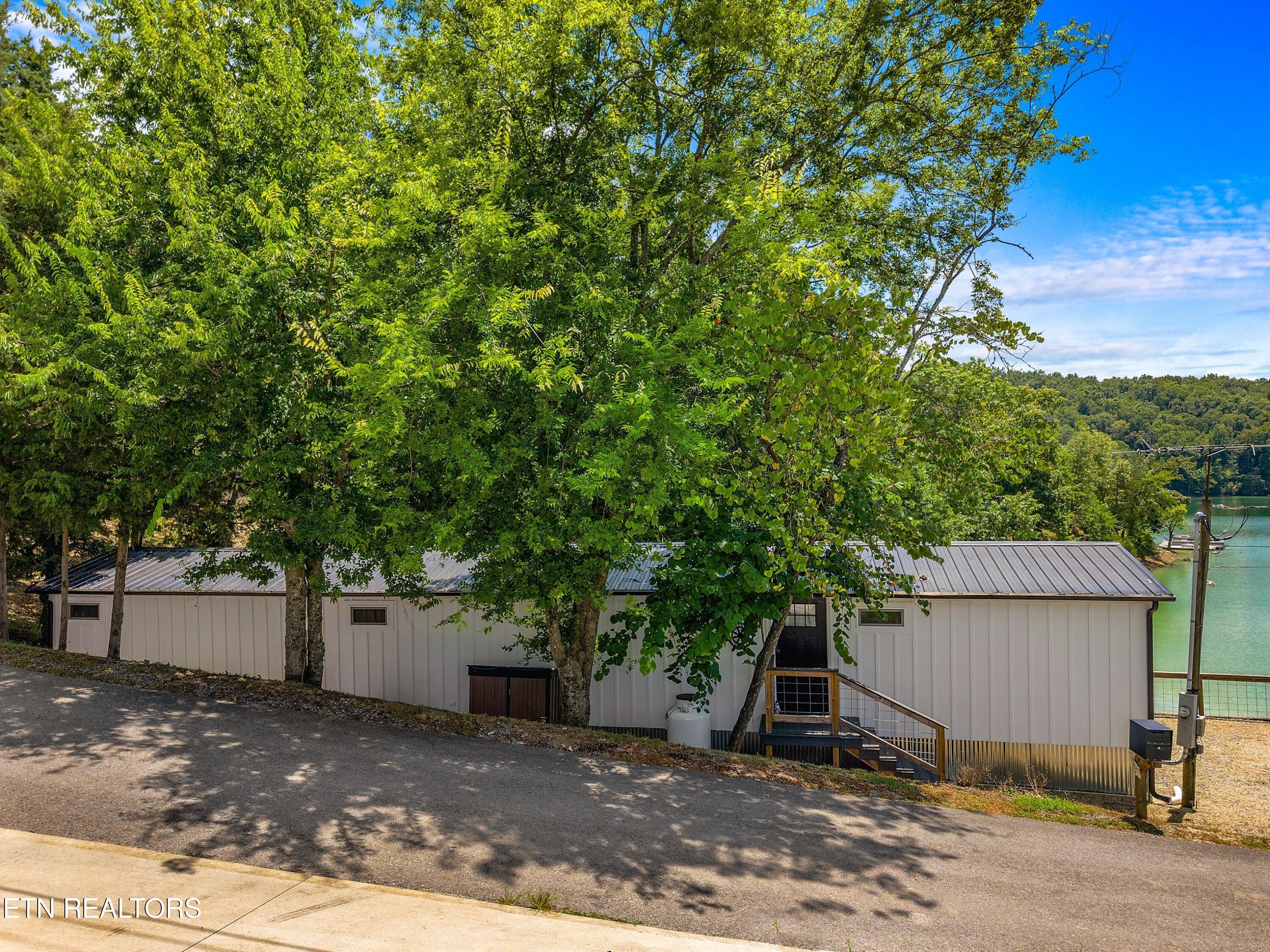 Image 2: 002-1607KinderLane-Dandridge-TN-37725-SM