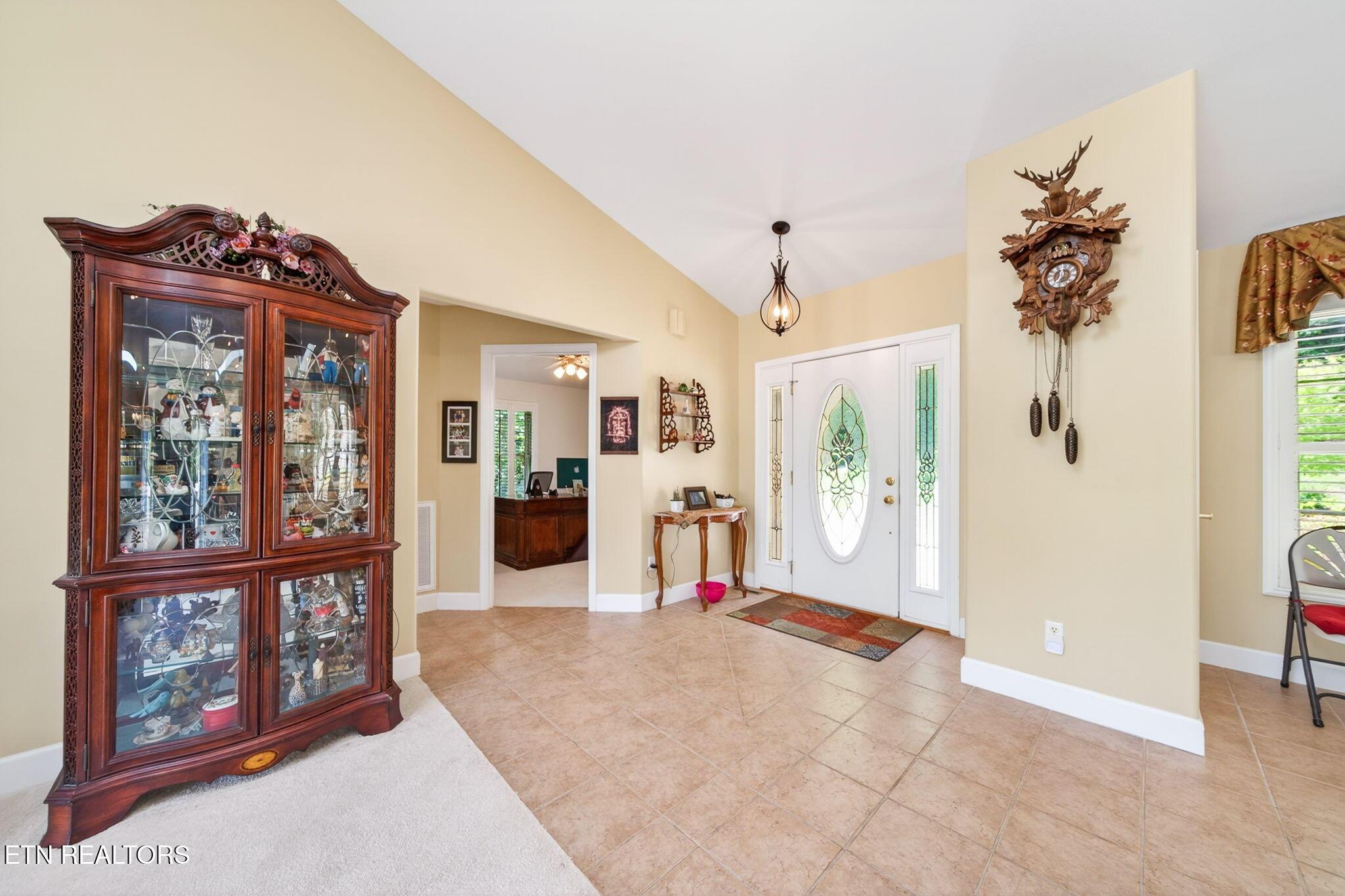 Image 4: Foyer