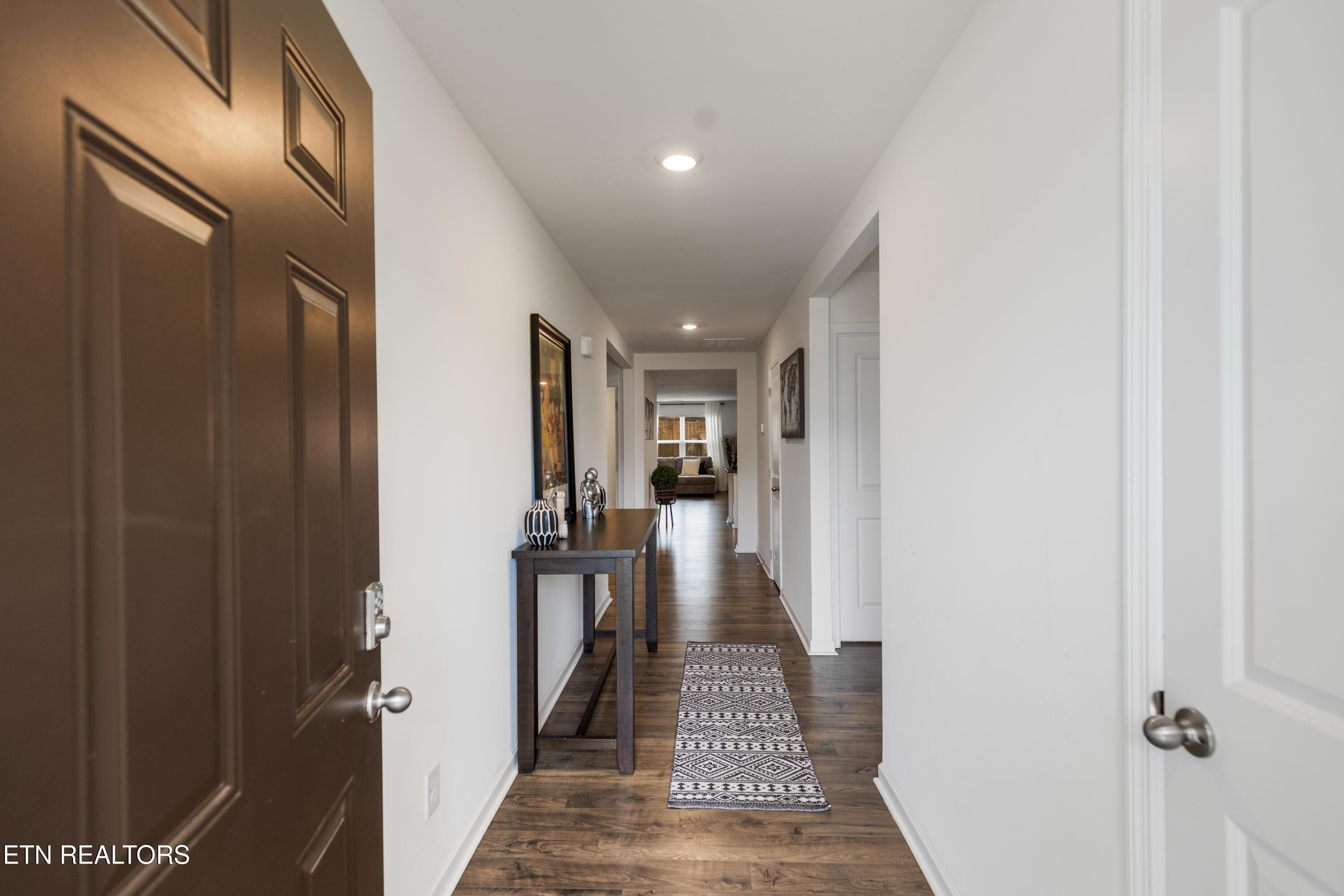 Image 4: Foyer and entry way