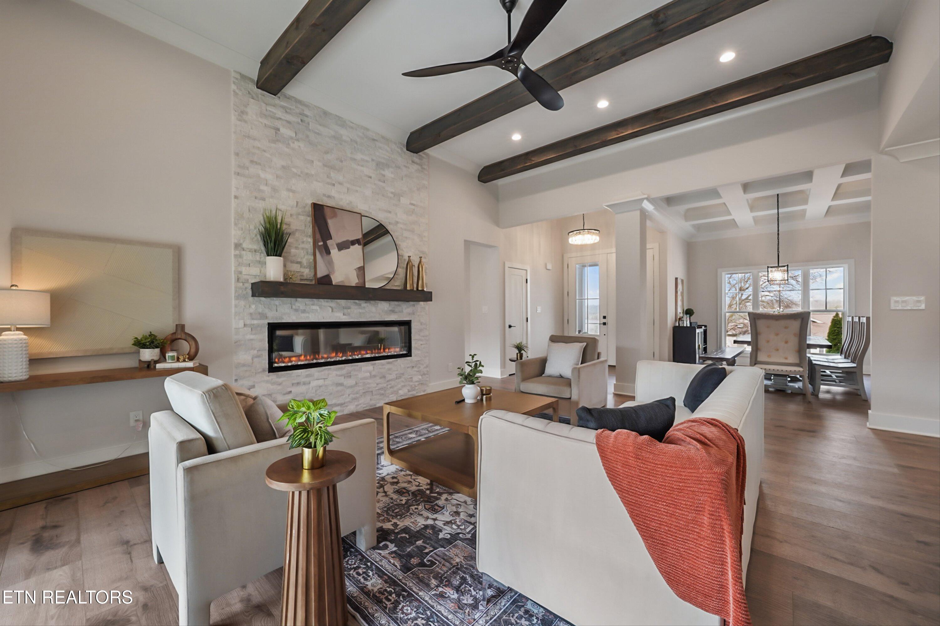 Image 4: Living room area