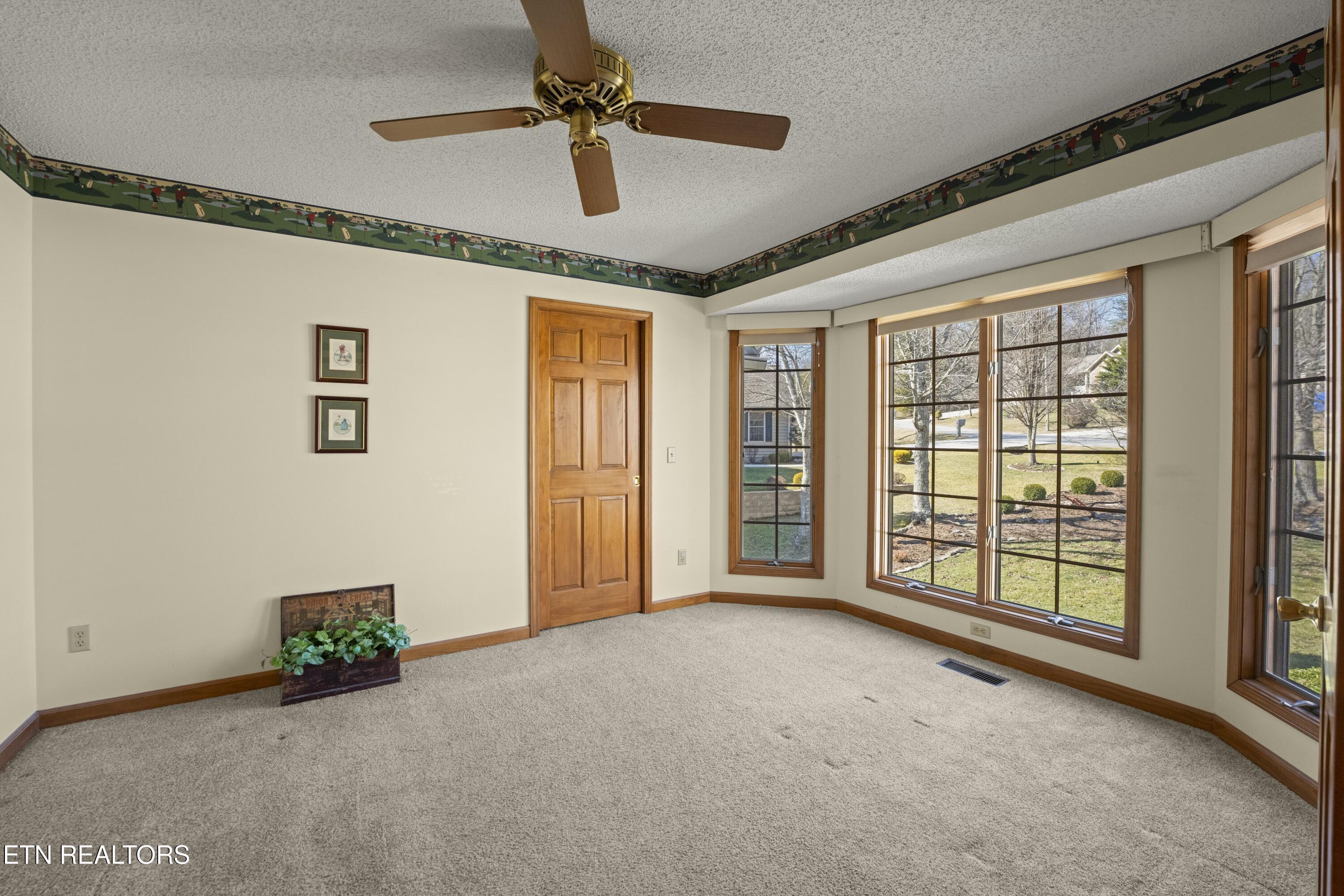 Image 4: Guest Area/Office off of Foyer