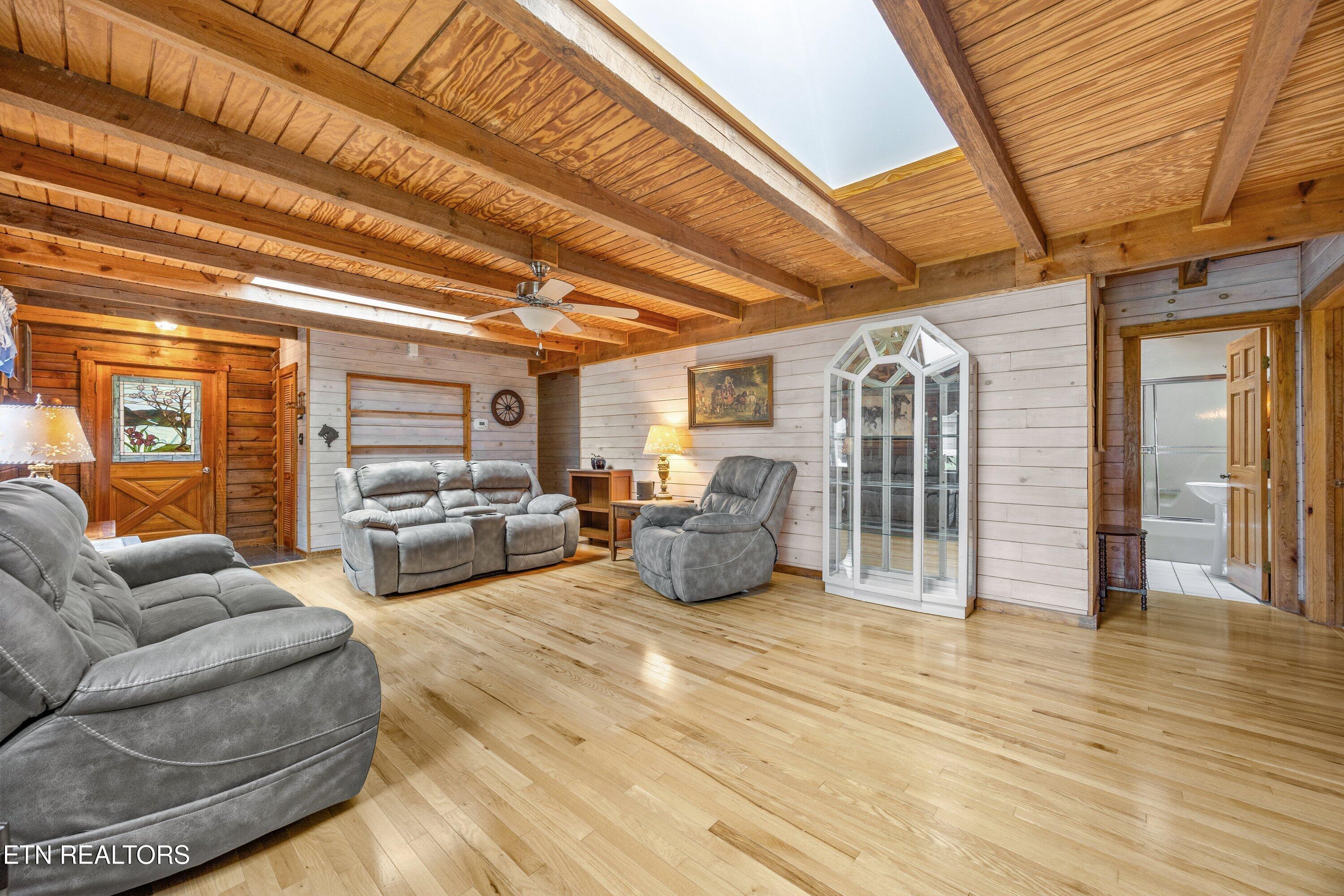 Image 2: Bright Living Room