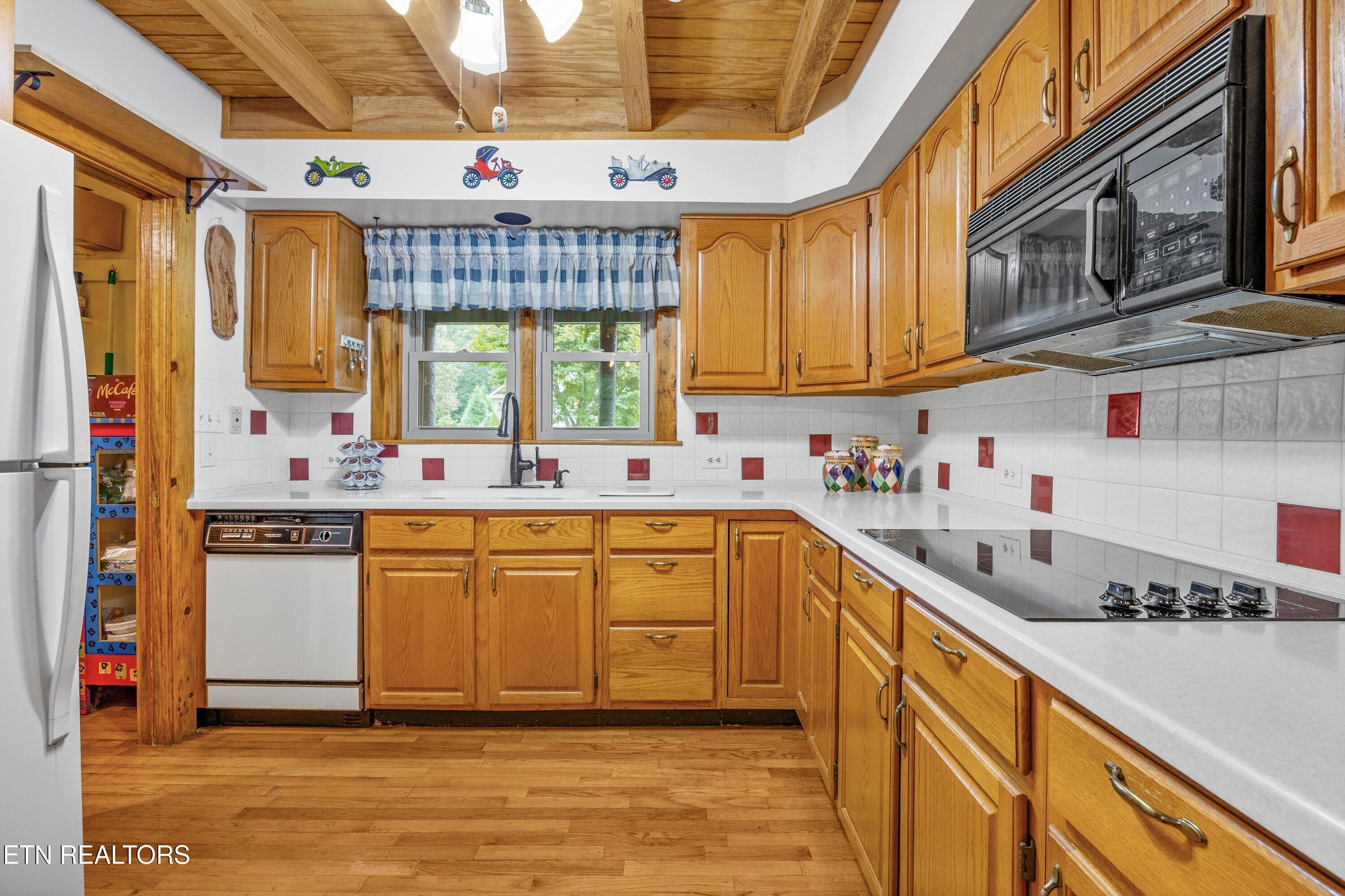 Image 4: Kitchen