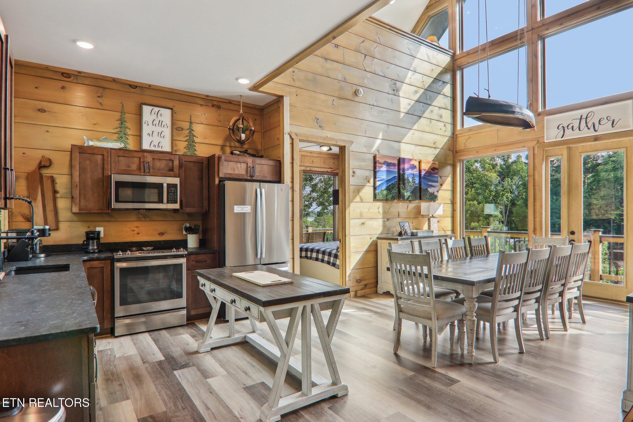 Image 3: Main floor kitchen/dining