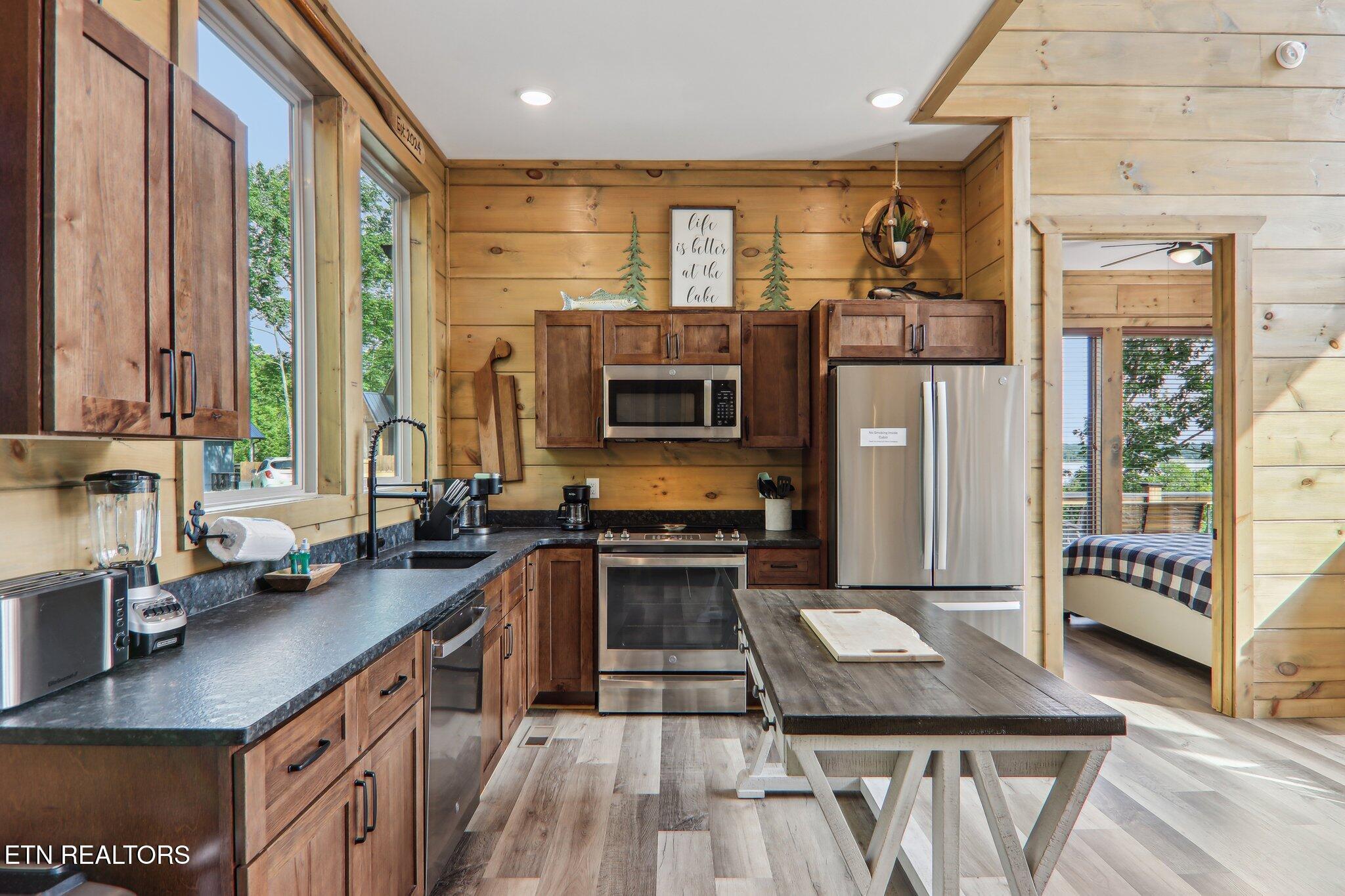 Image 4: Kitchen
