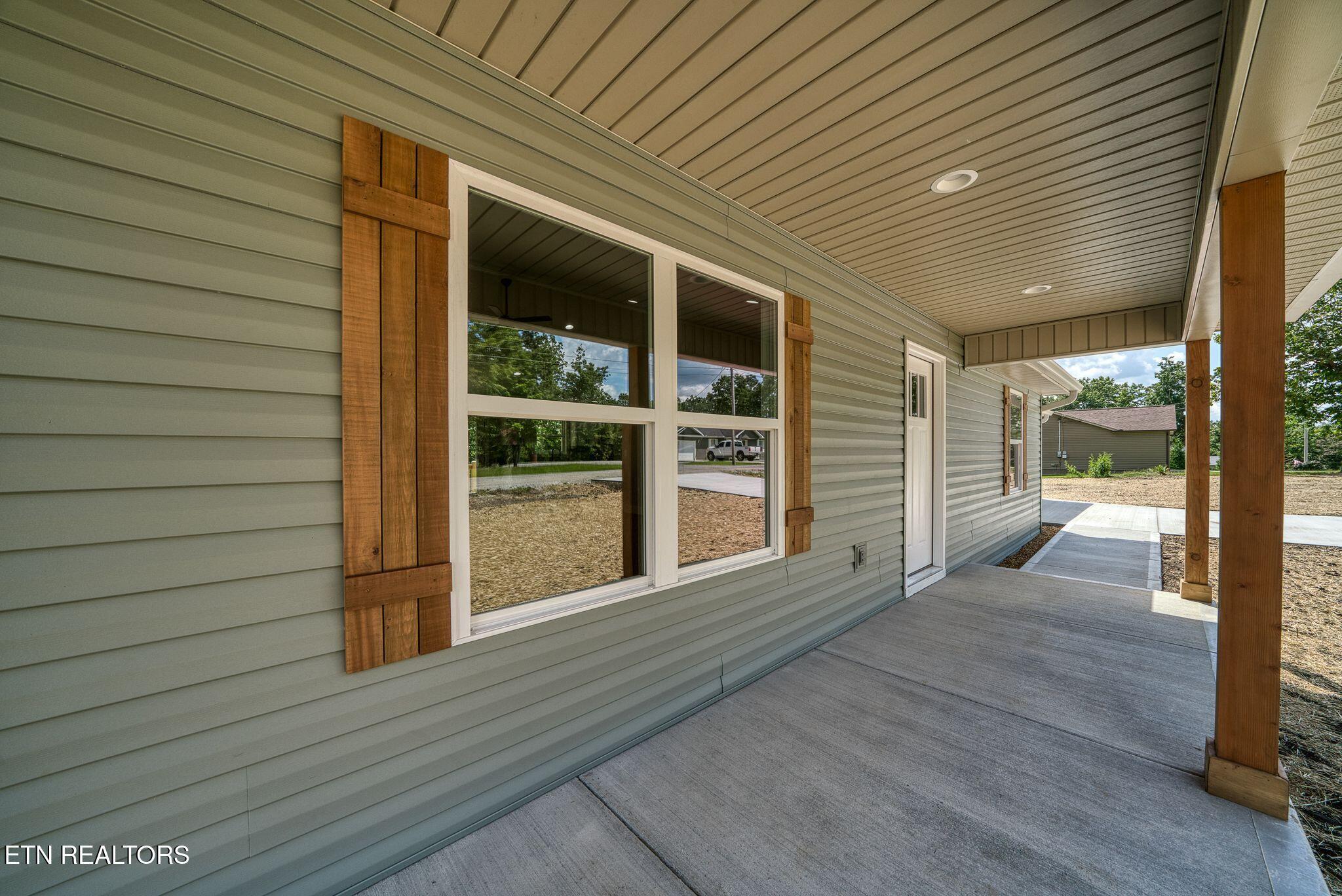 Image 3: Covered Front Porch