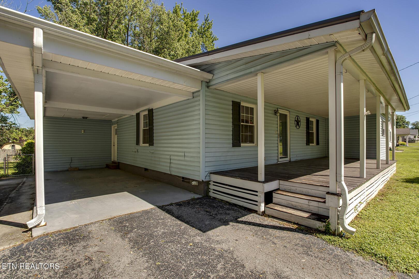 Image 4: 04_MayflowerRoad_1113_Carport