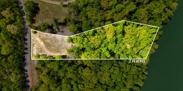 Image 4: Estimated lot lines