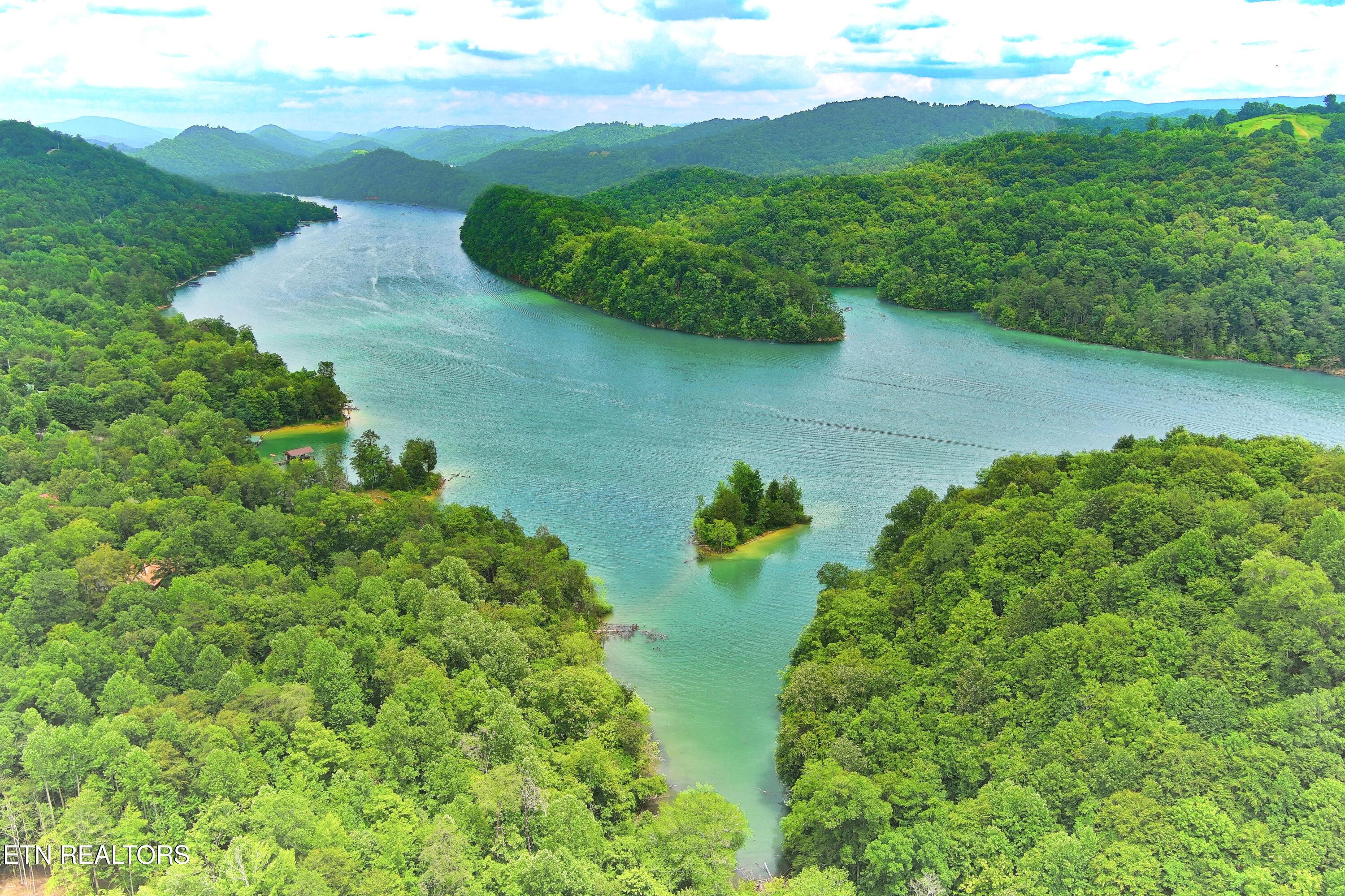 Image 3: Situated on pristine Norris Lake