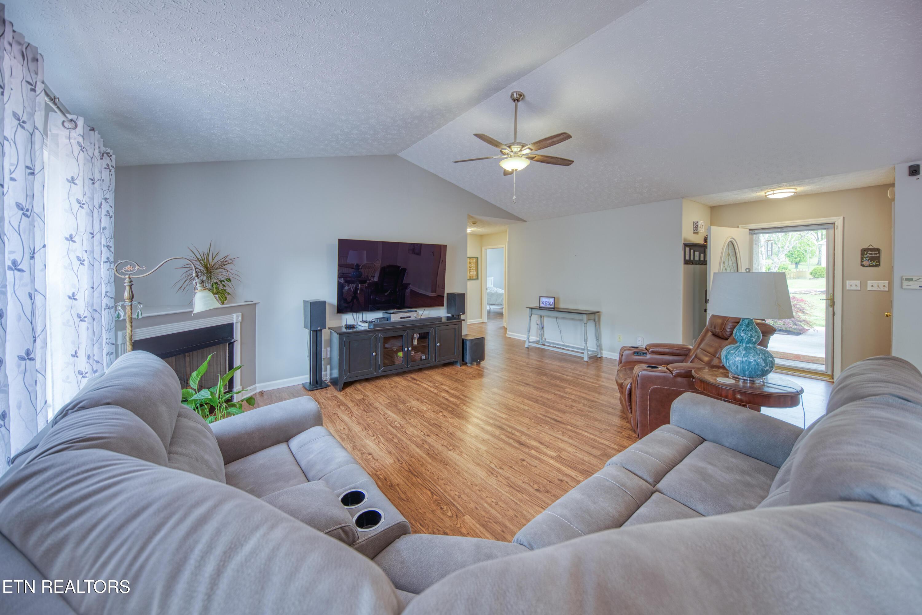 Image 3: Living space