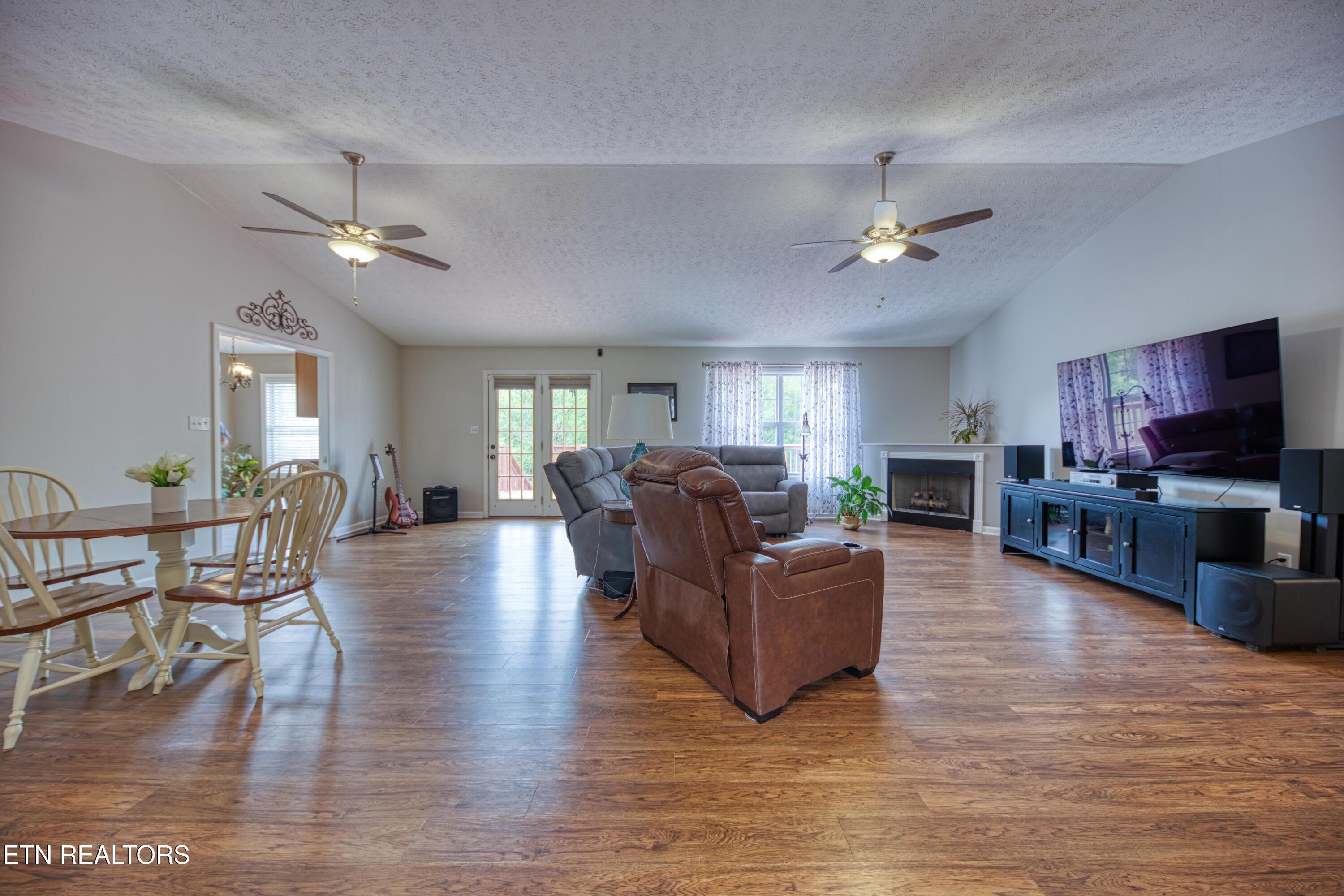 Image 4: Living/Dining