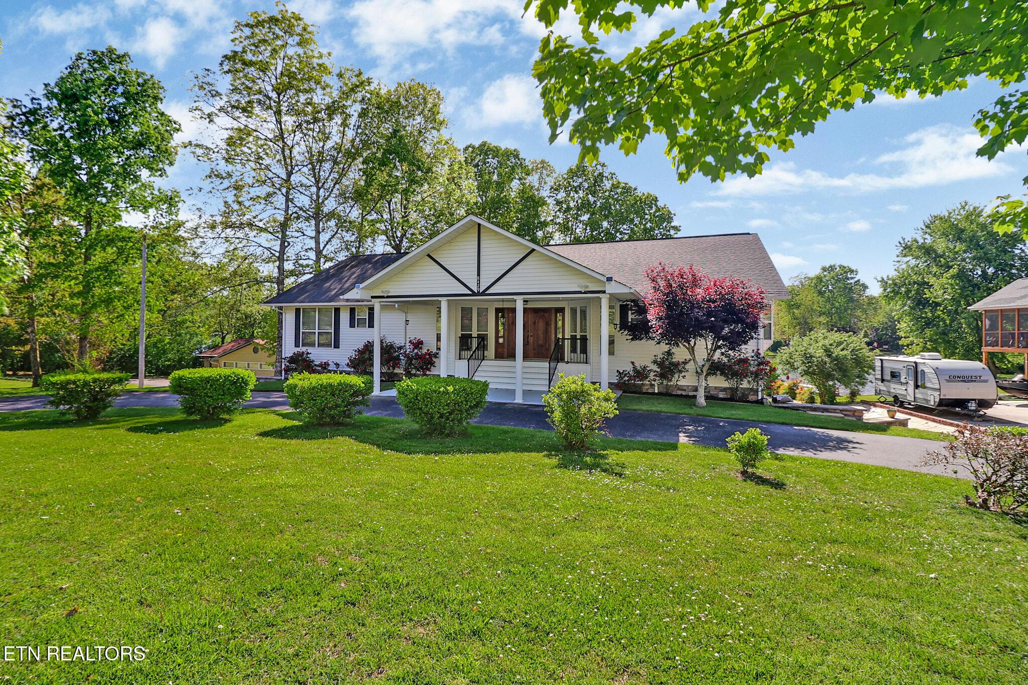 Image 3: Beautiful Lakefront Home!