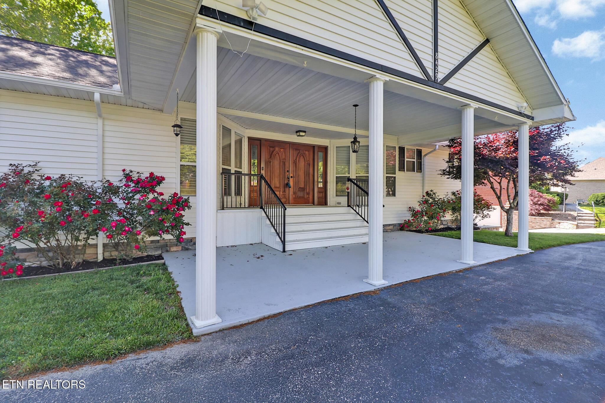 Image 4: Front Entry