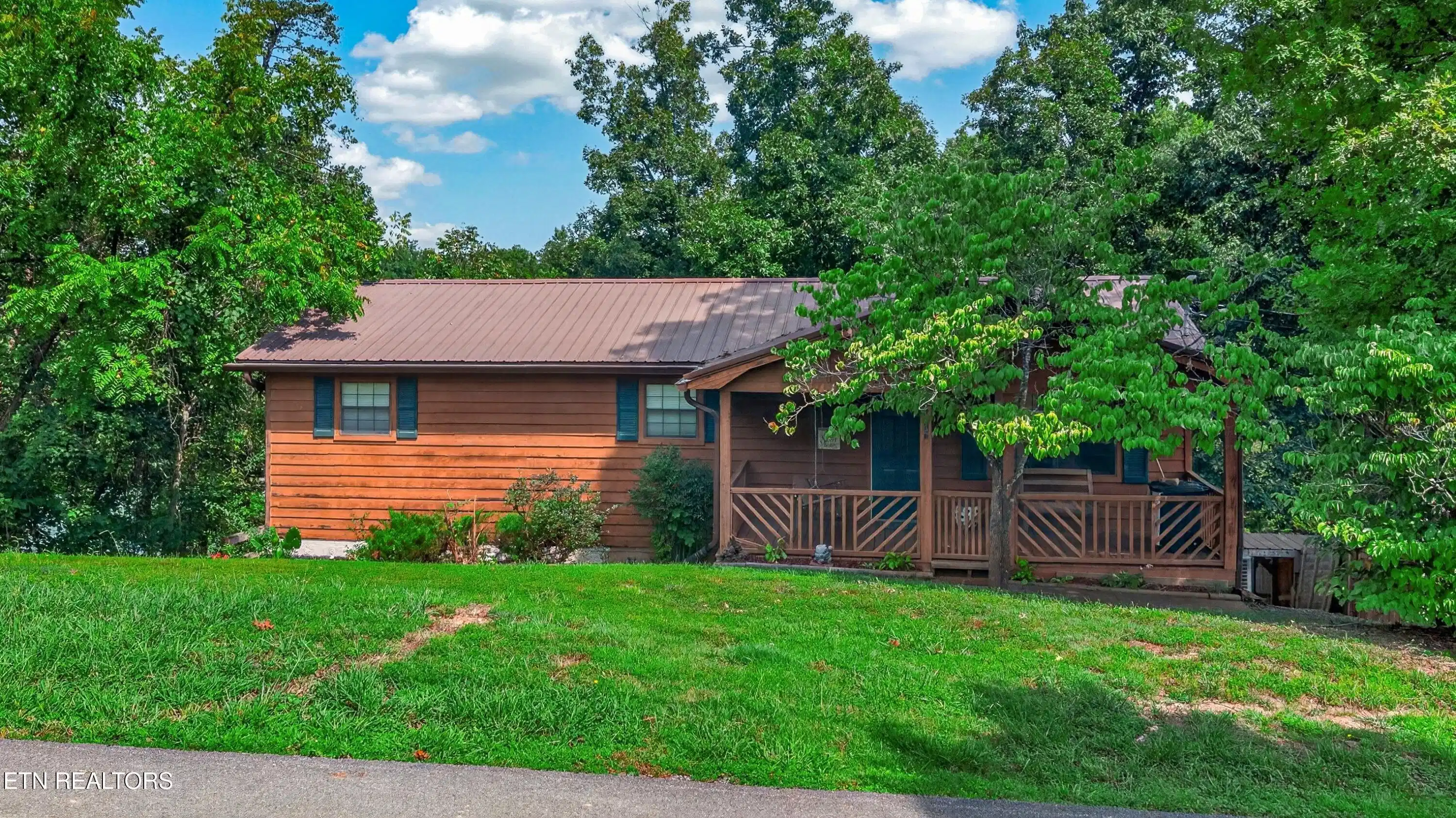 Image 1: 001-1537KinderLane-Dandridge-TN-37725-SM