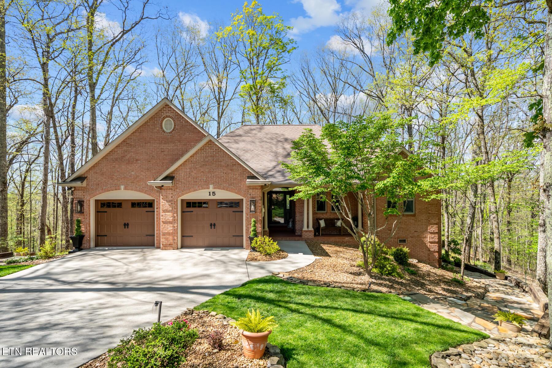 Image 2: Well manicured lawn & landscaping