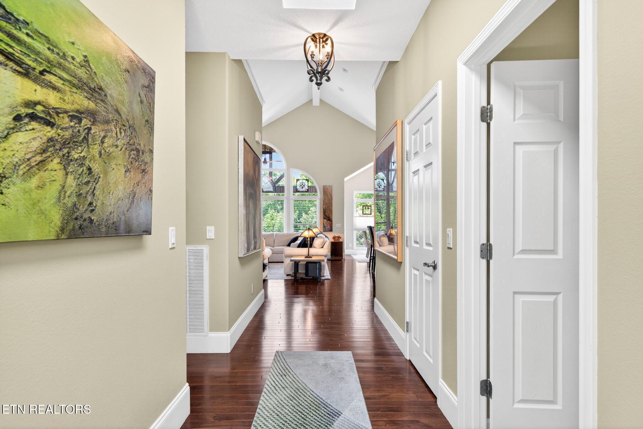 Image 4: Foyer
