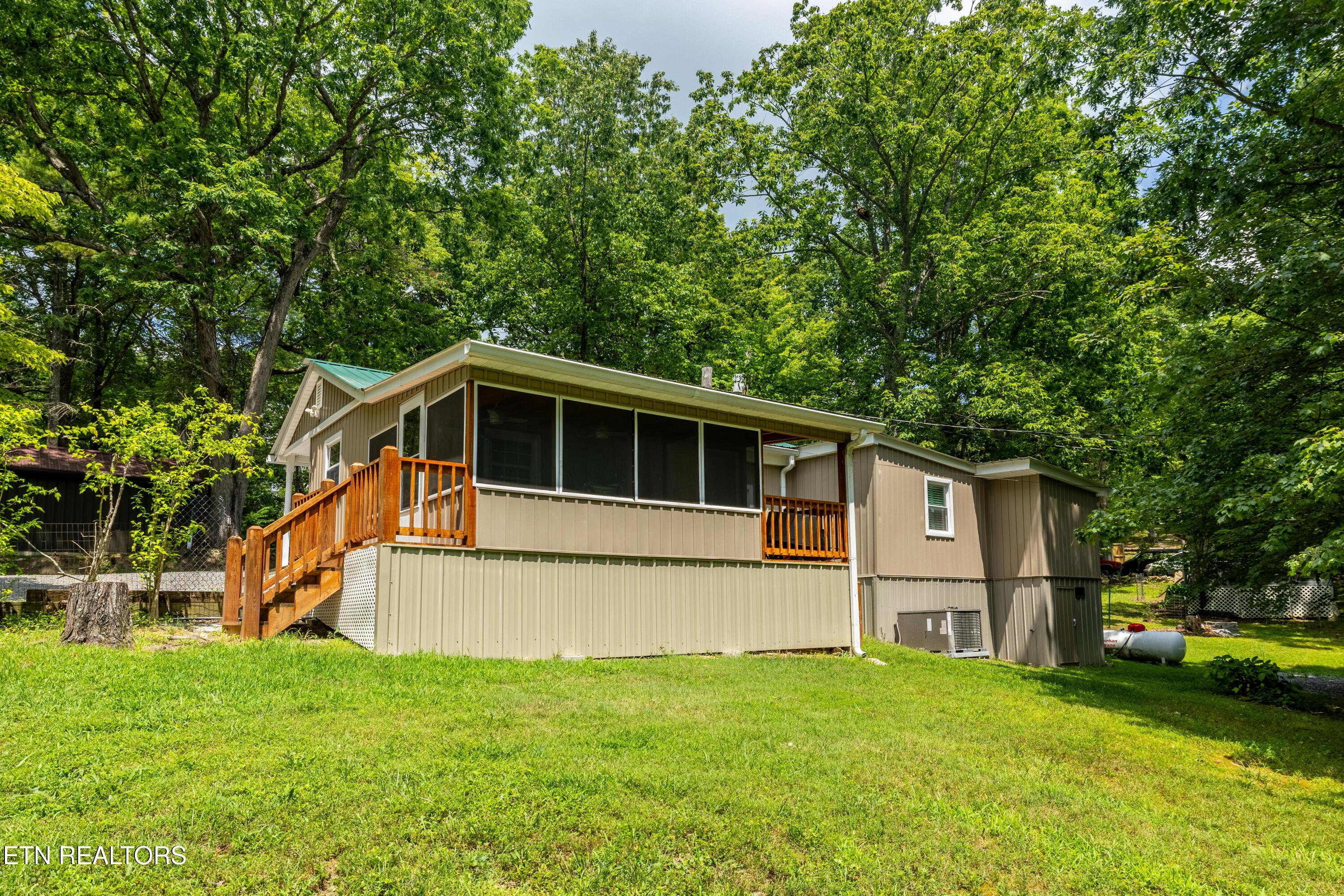 Image 2: Spacious yard