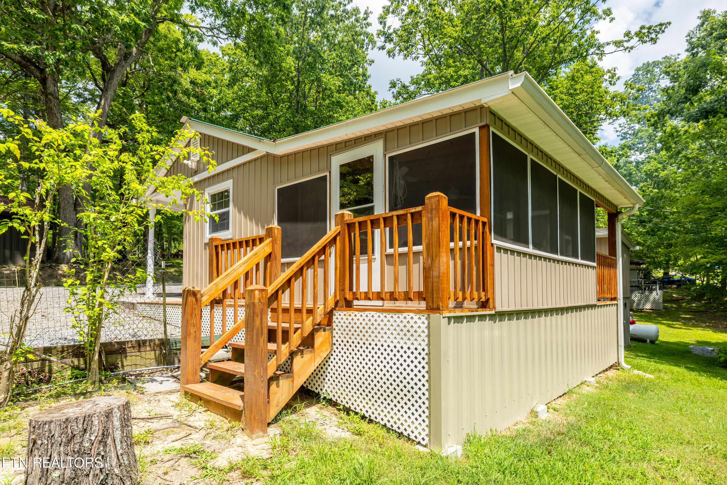 Image 4: Entry to screen porch area