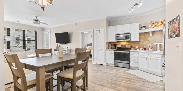 Image 4: Open dining