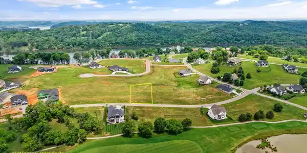Image 4: 0.27 Acres Level Lot