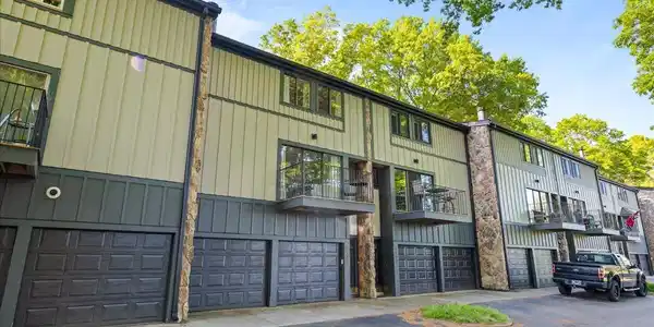 1974 Cherokee Bluff Drive