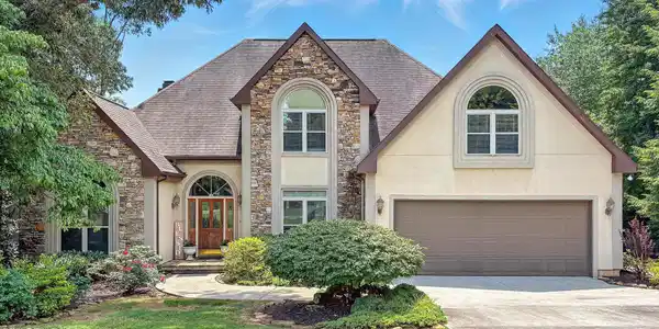 705 Lago Circle