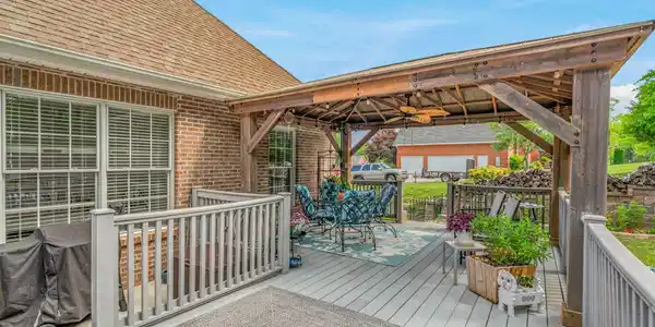 Image 3: Rear deck/Pergola