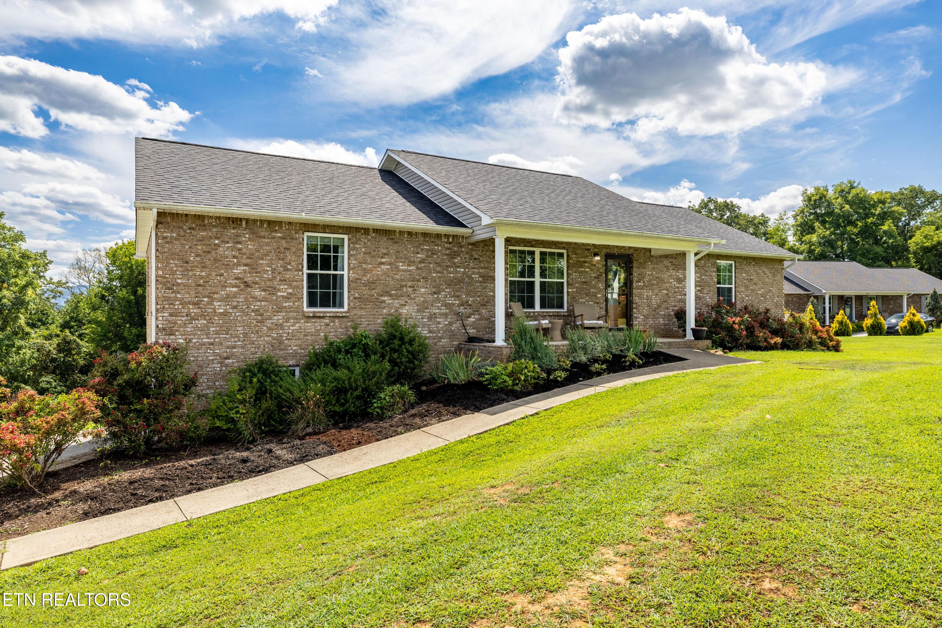 Image 3: 810RiverCliffDr-35