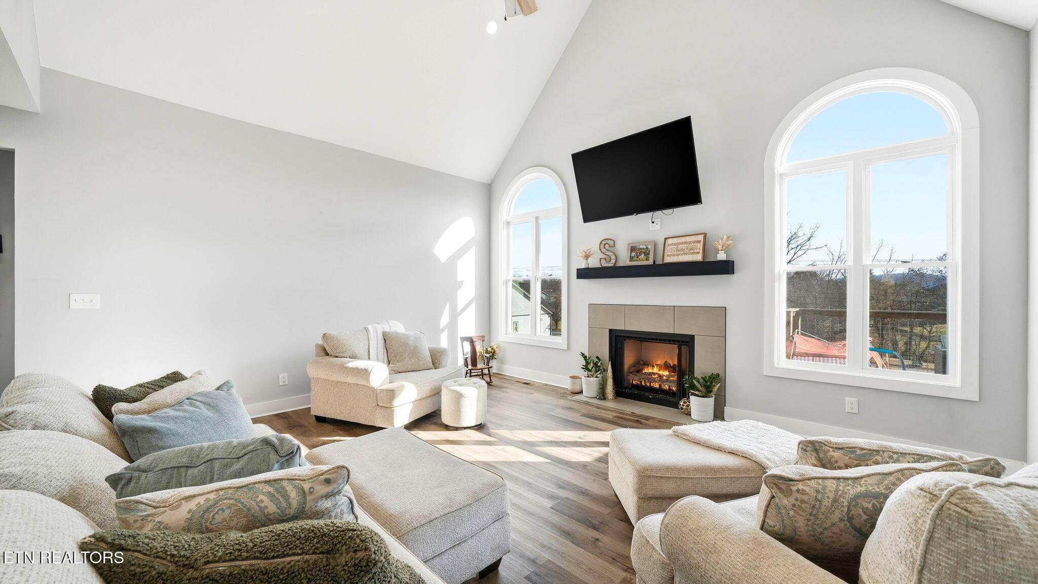 Image 2: 39-web-or-mls-133_Washita Ln-5