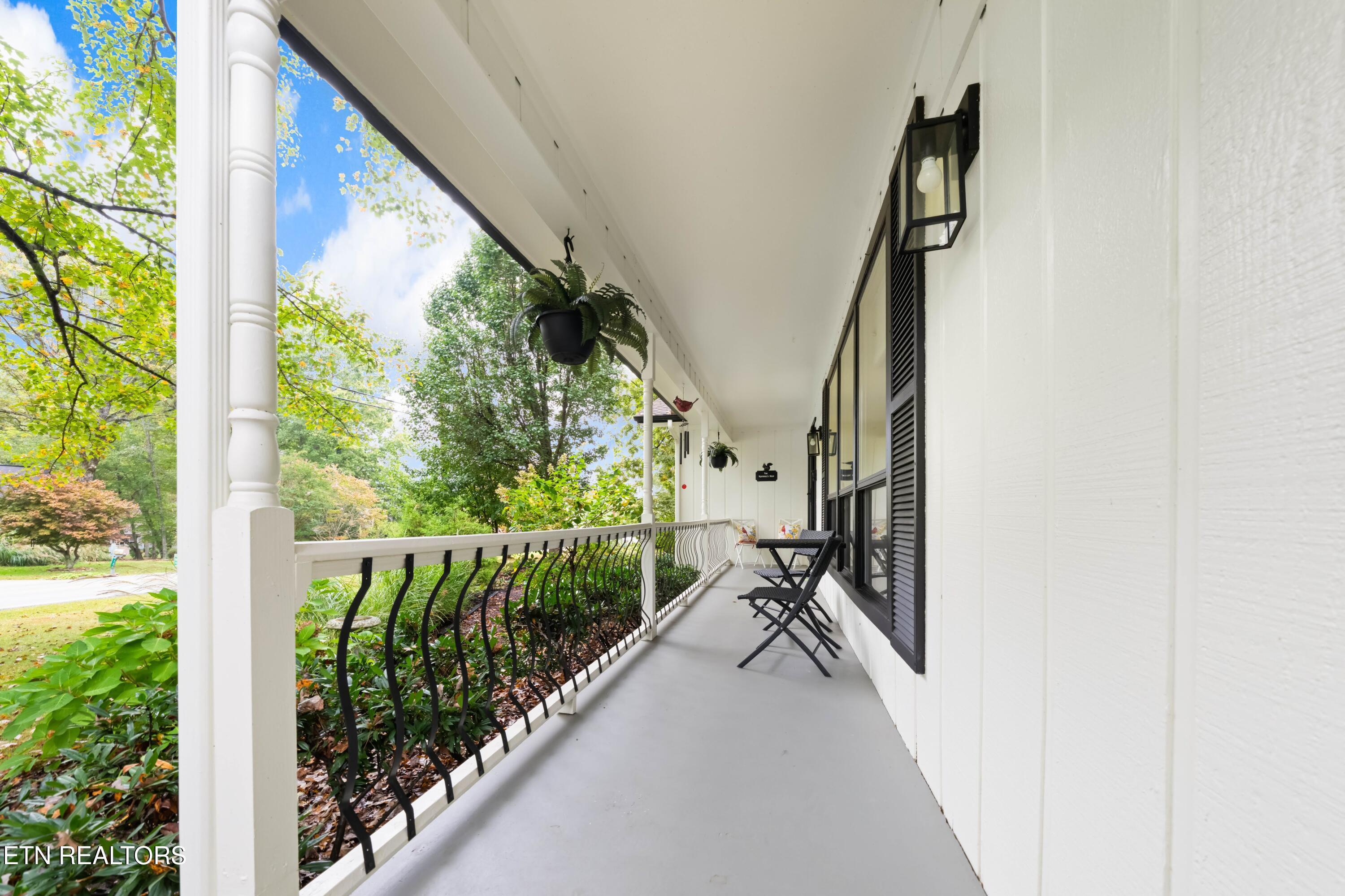 Image 4: Front Porch to Front Door