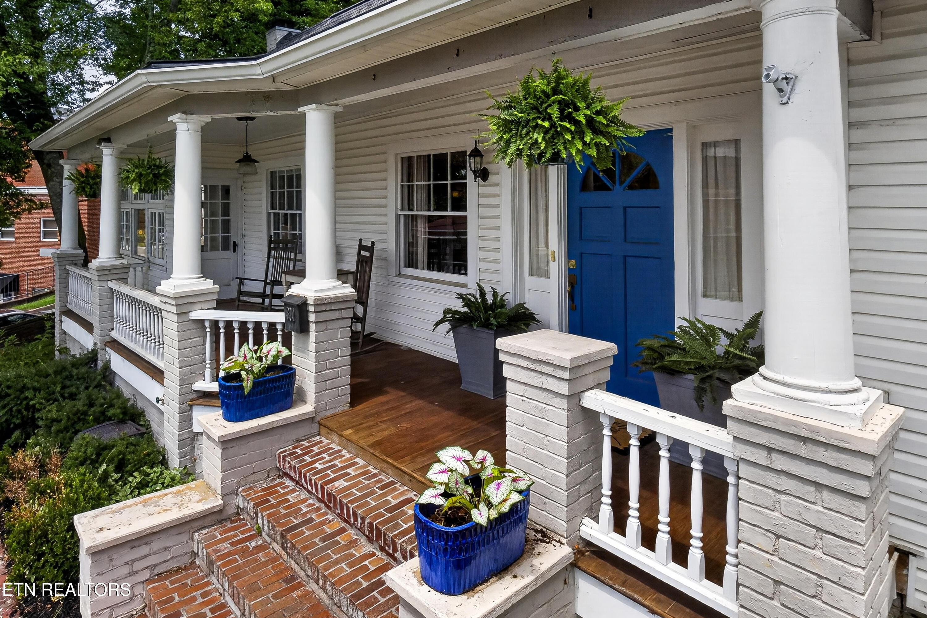 Image 3: Oversized Front Porch