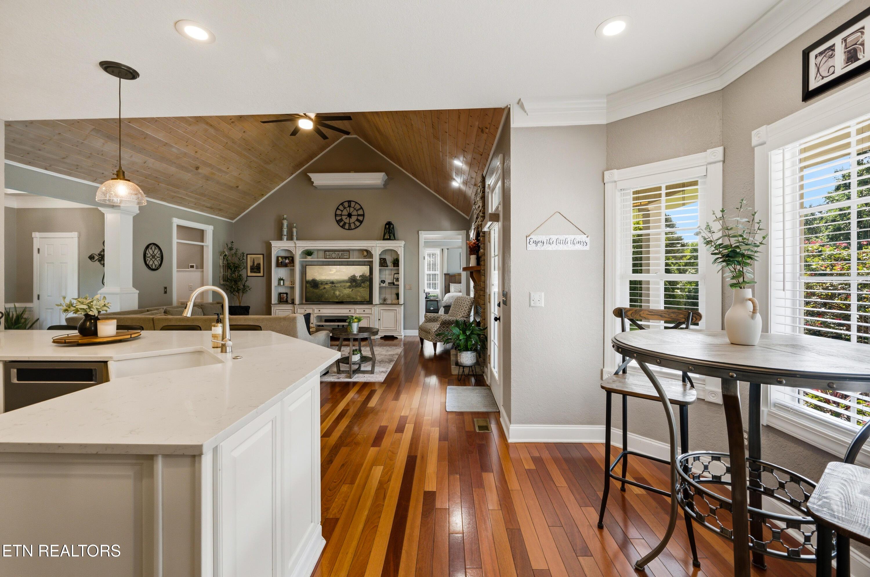Image 4: Kitchen with breakfast nook