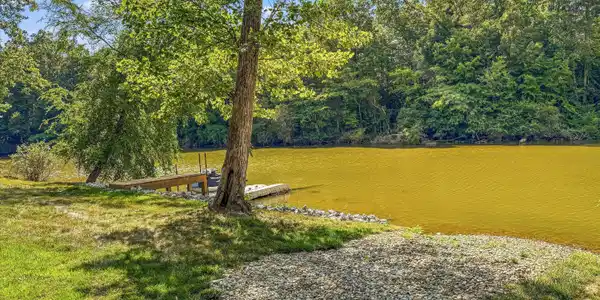 Image 3: Lakefront Dockable Cove