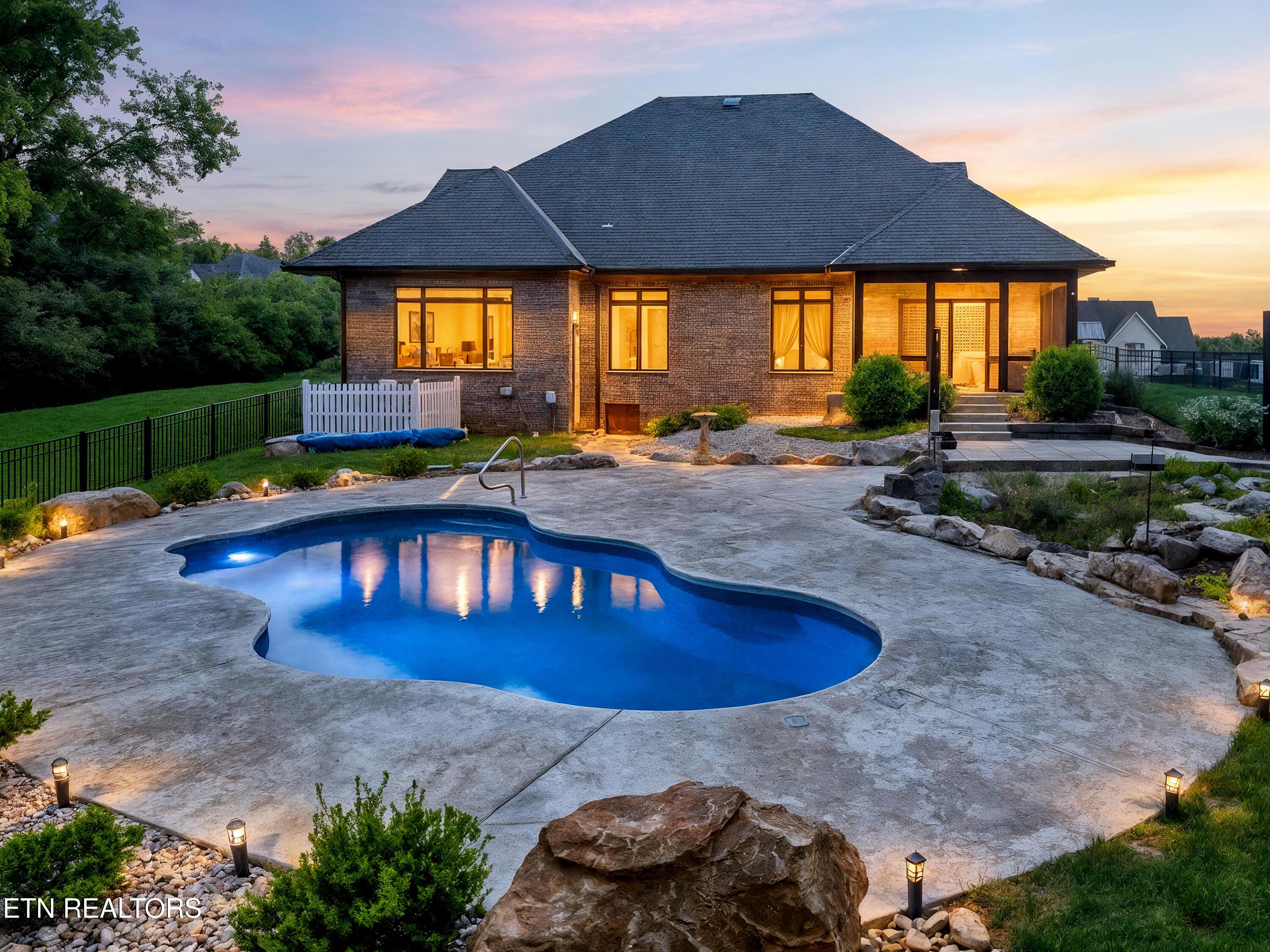 Image 2: A true backyard retreat!