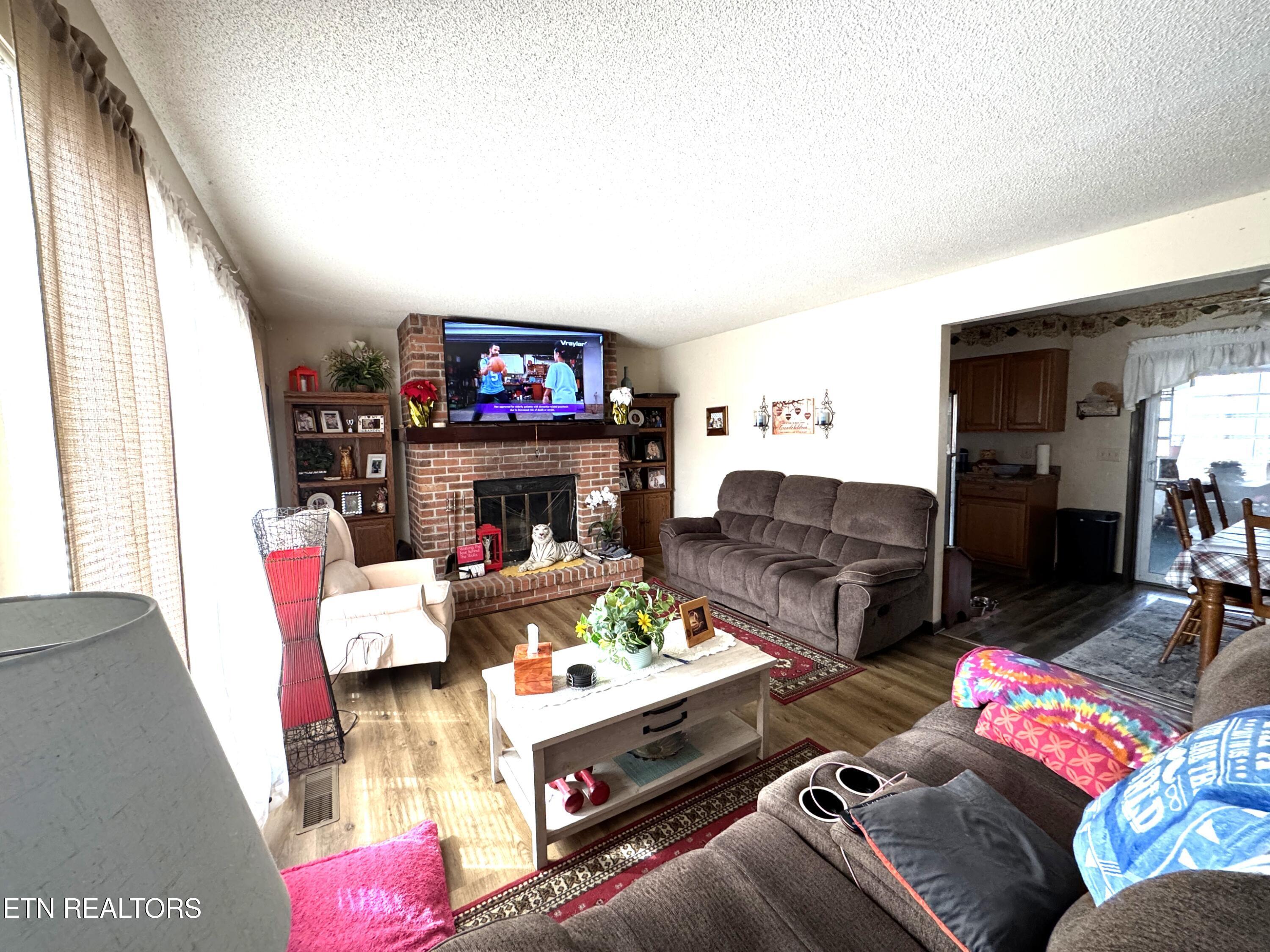 Image 3: Living room