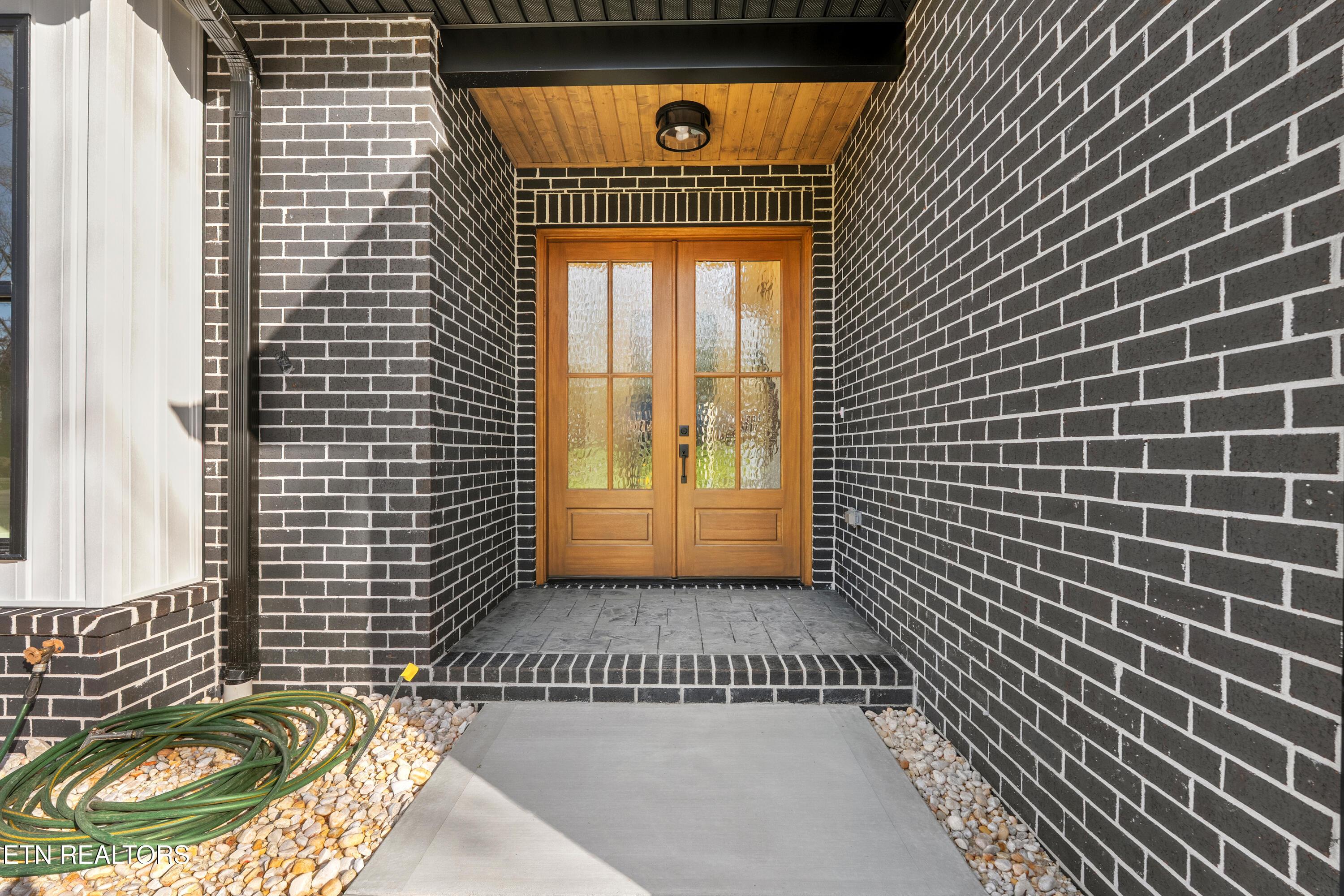 Image 3: Front Entrance