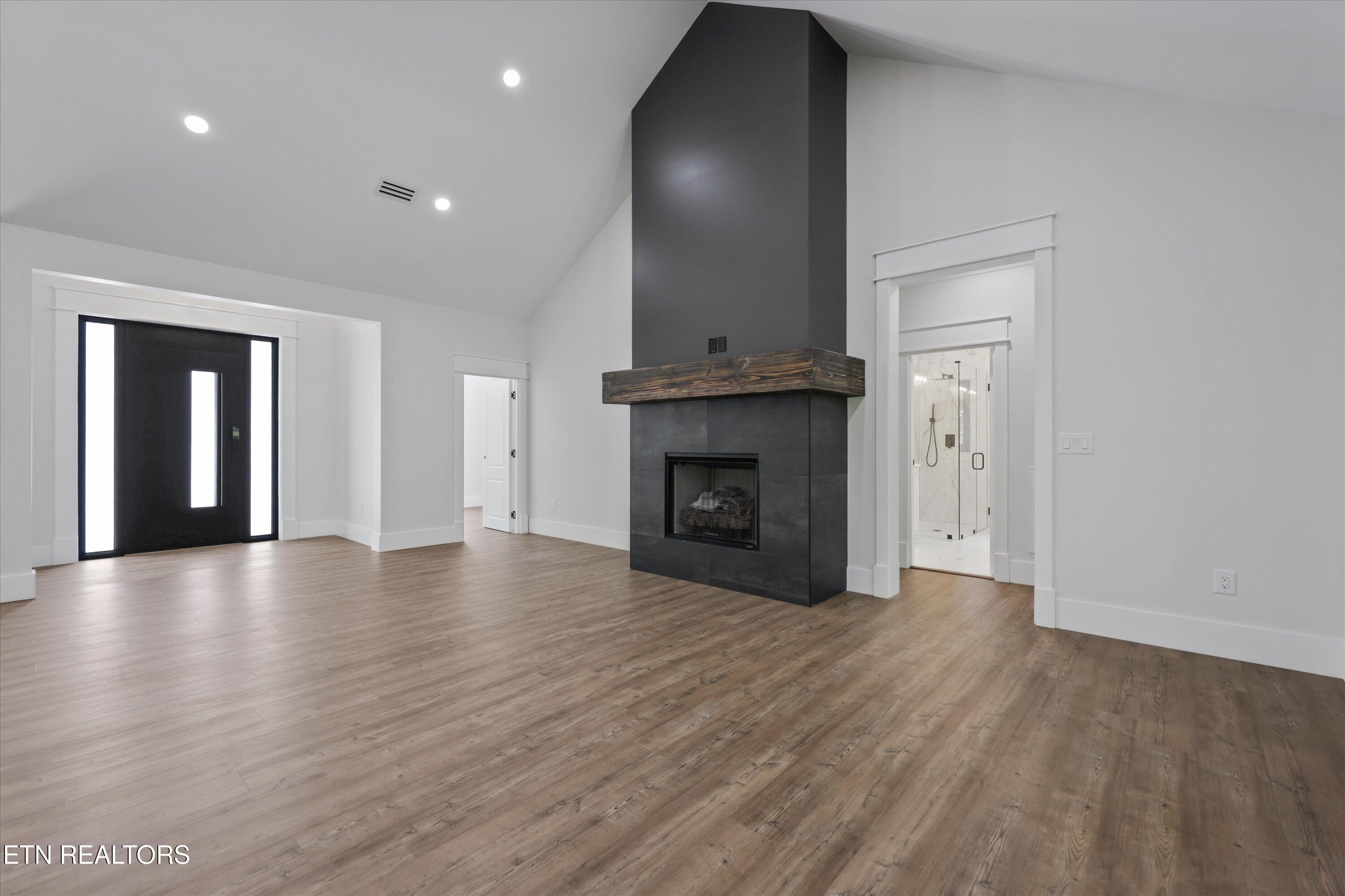 Image 3: Stunning living space