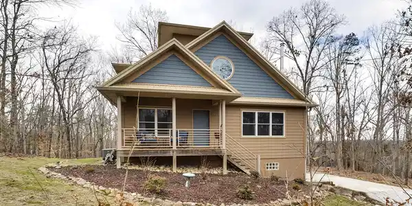 225 Elizabeth Way
