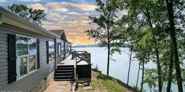 2023 Paradise Hills Rd