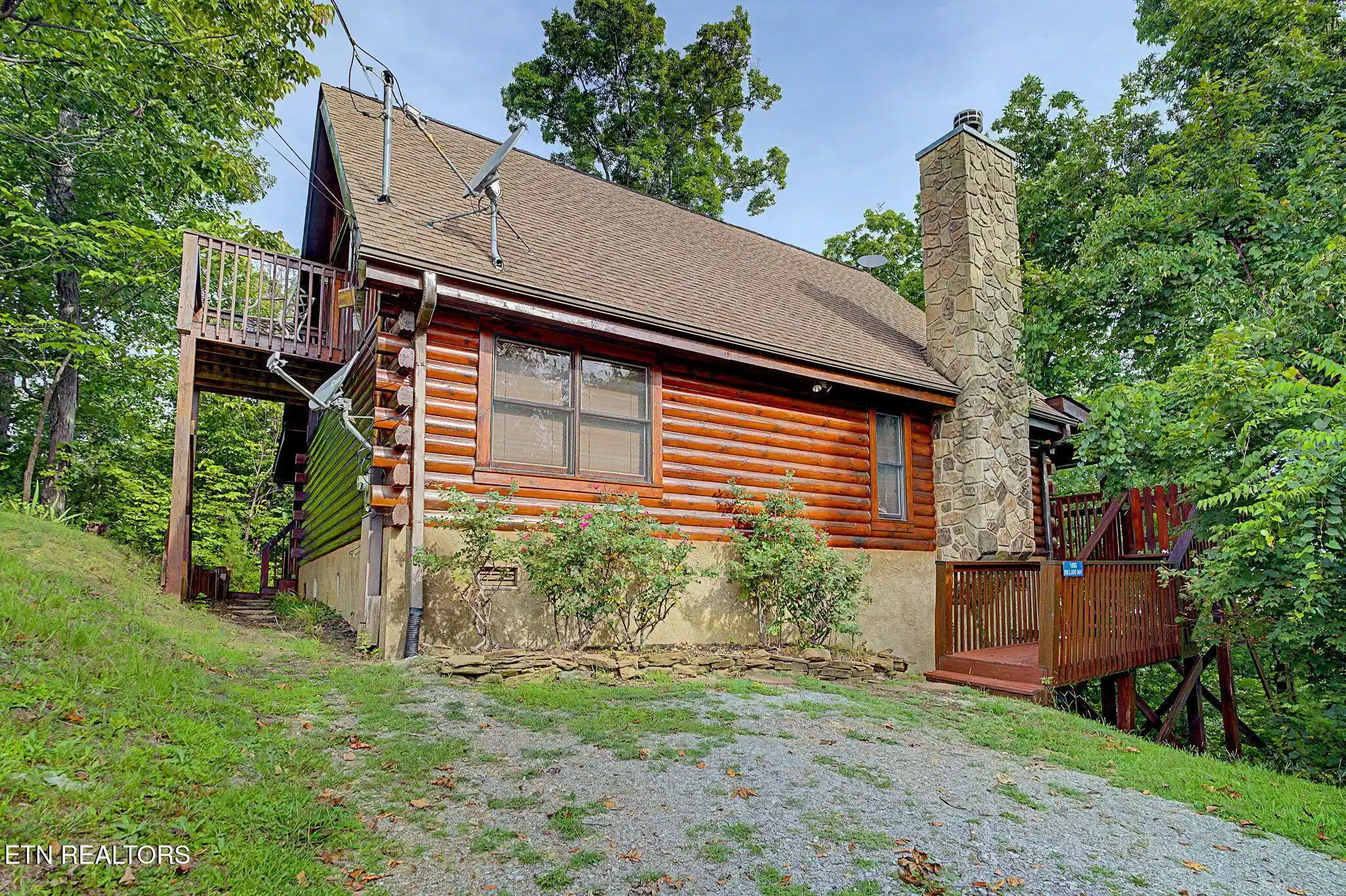 Image 1: 35-web-or-mls-1065-willard-way
