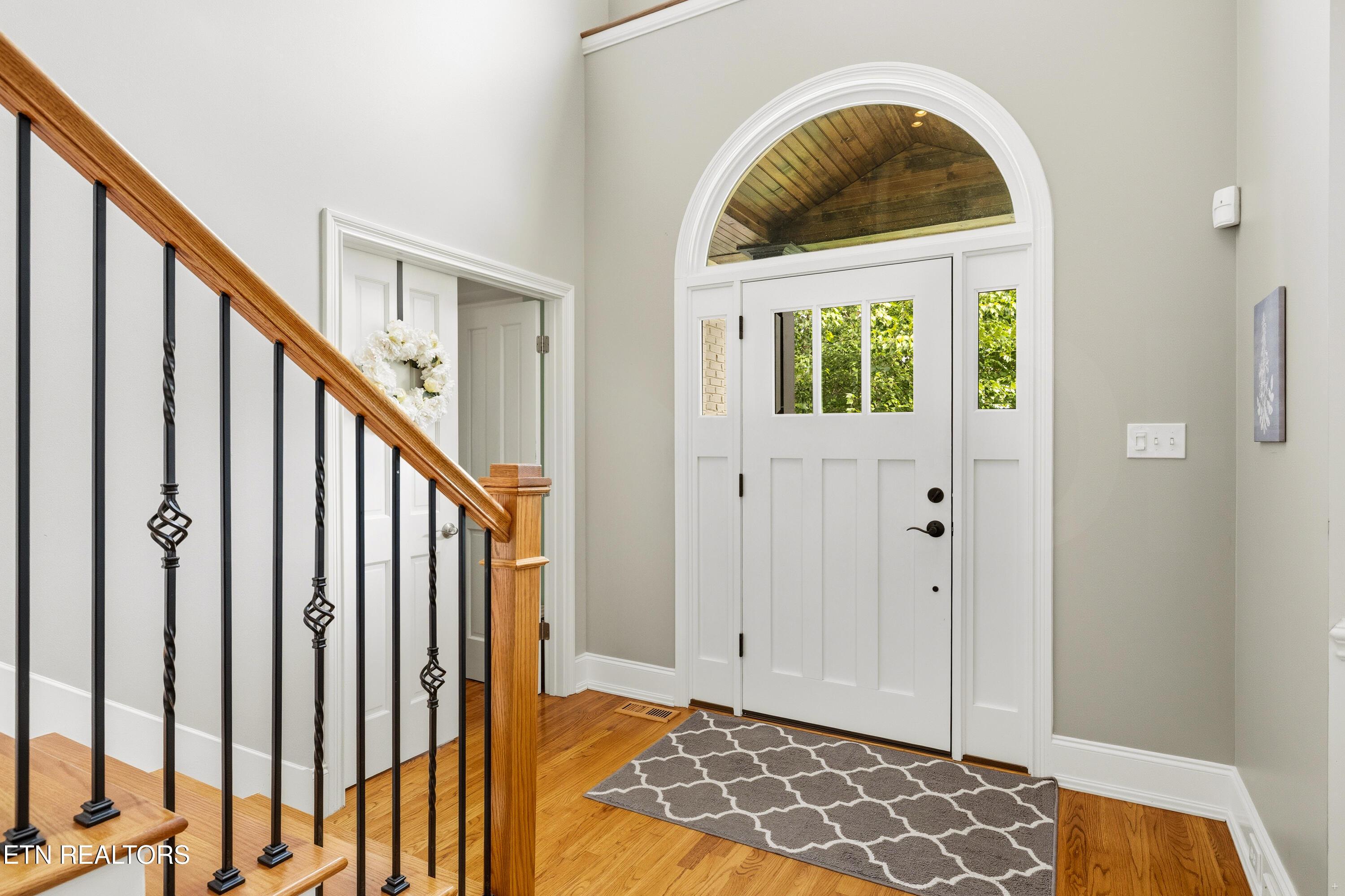 Image 3: Front Entry Way
