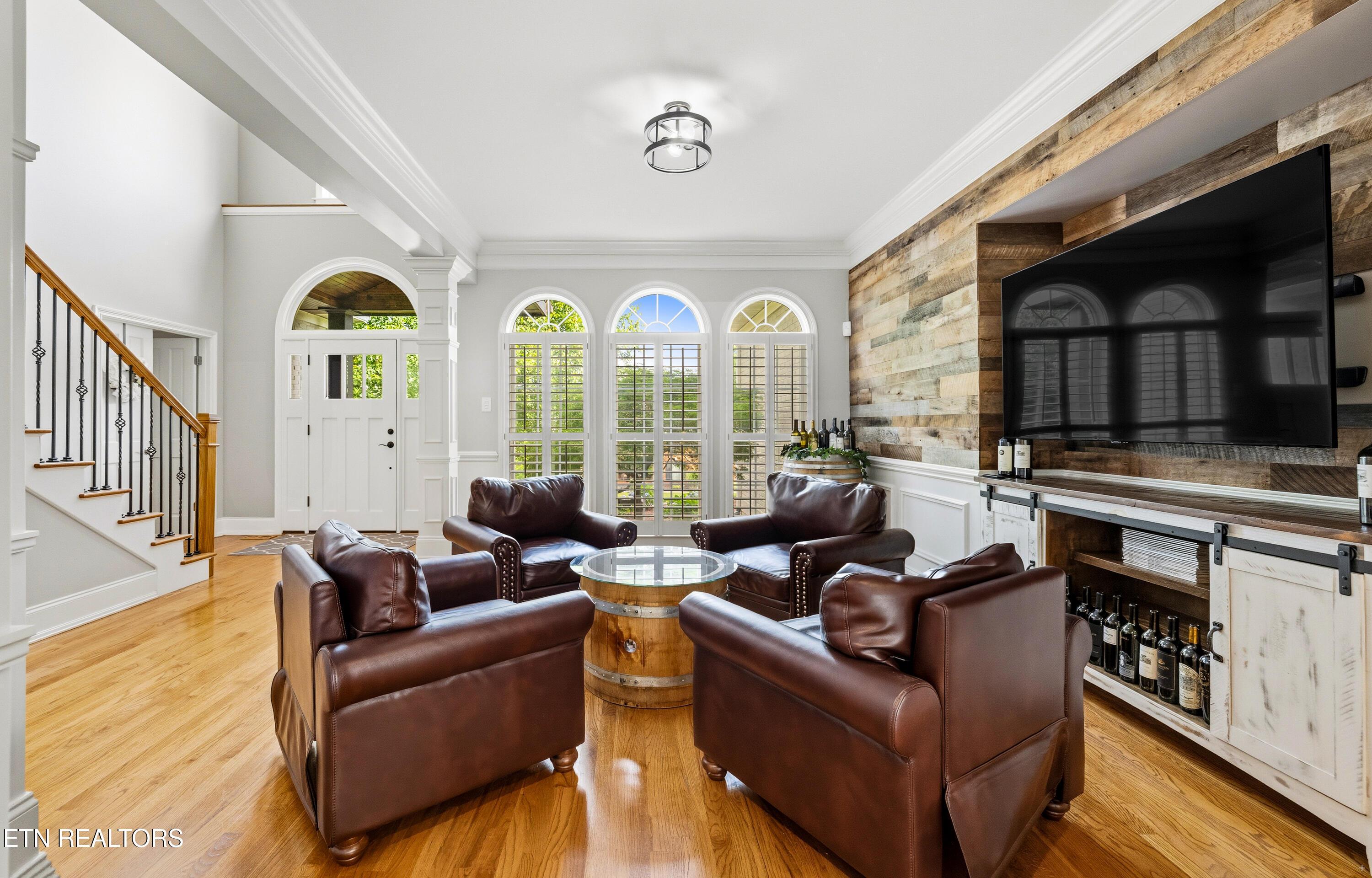 Image 4: Dining or Cocktail Lounge