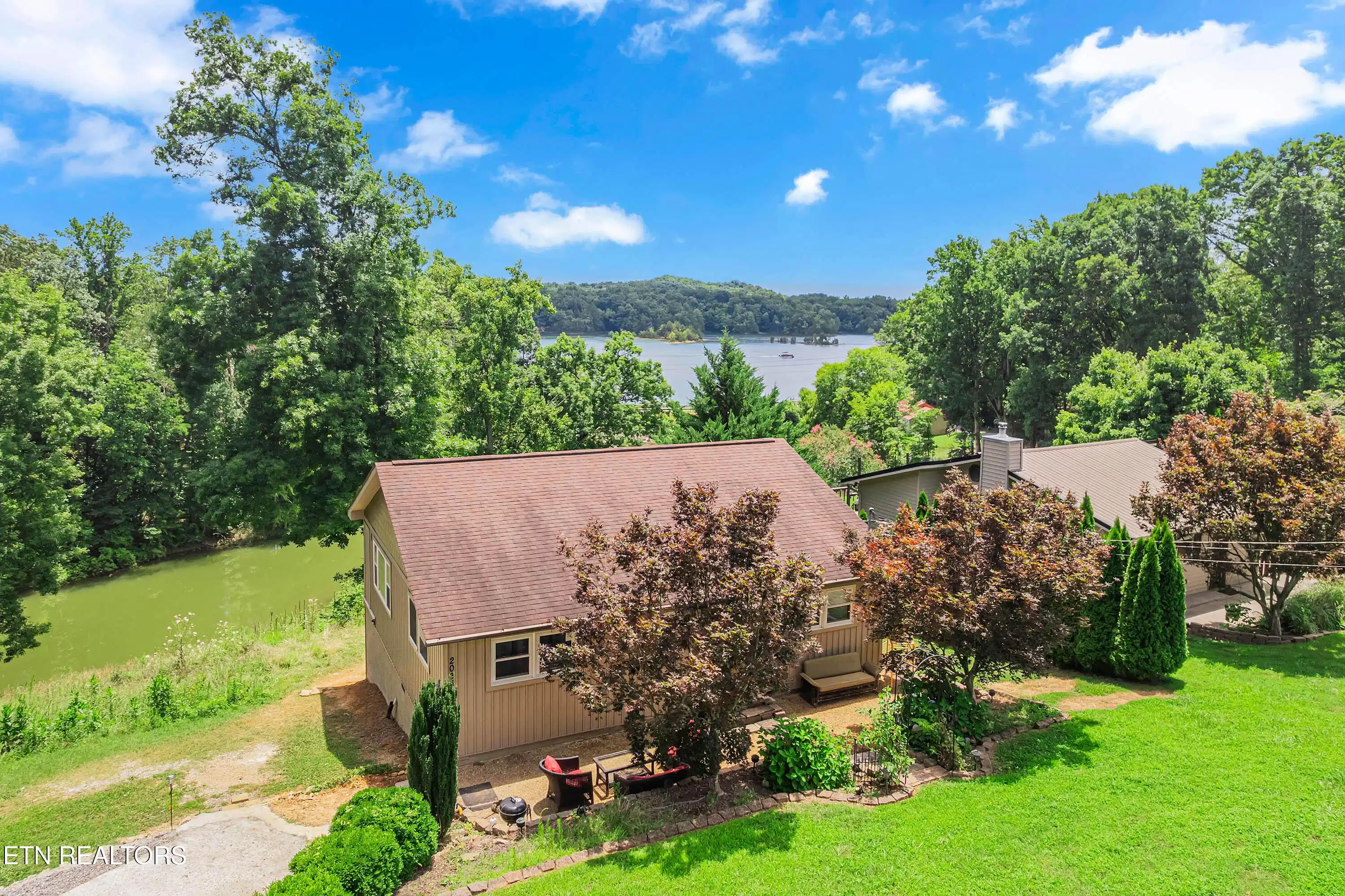 Image 1: 2038 glenbrook ln-5
