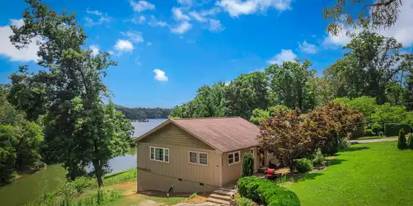 Image 2: 2038 glenbrook ln-1